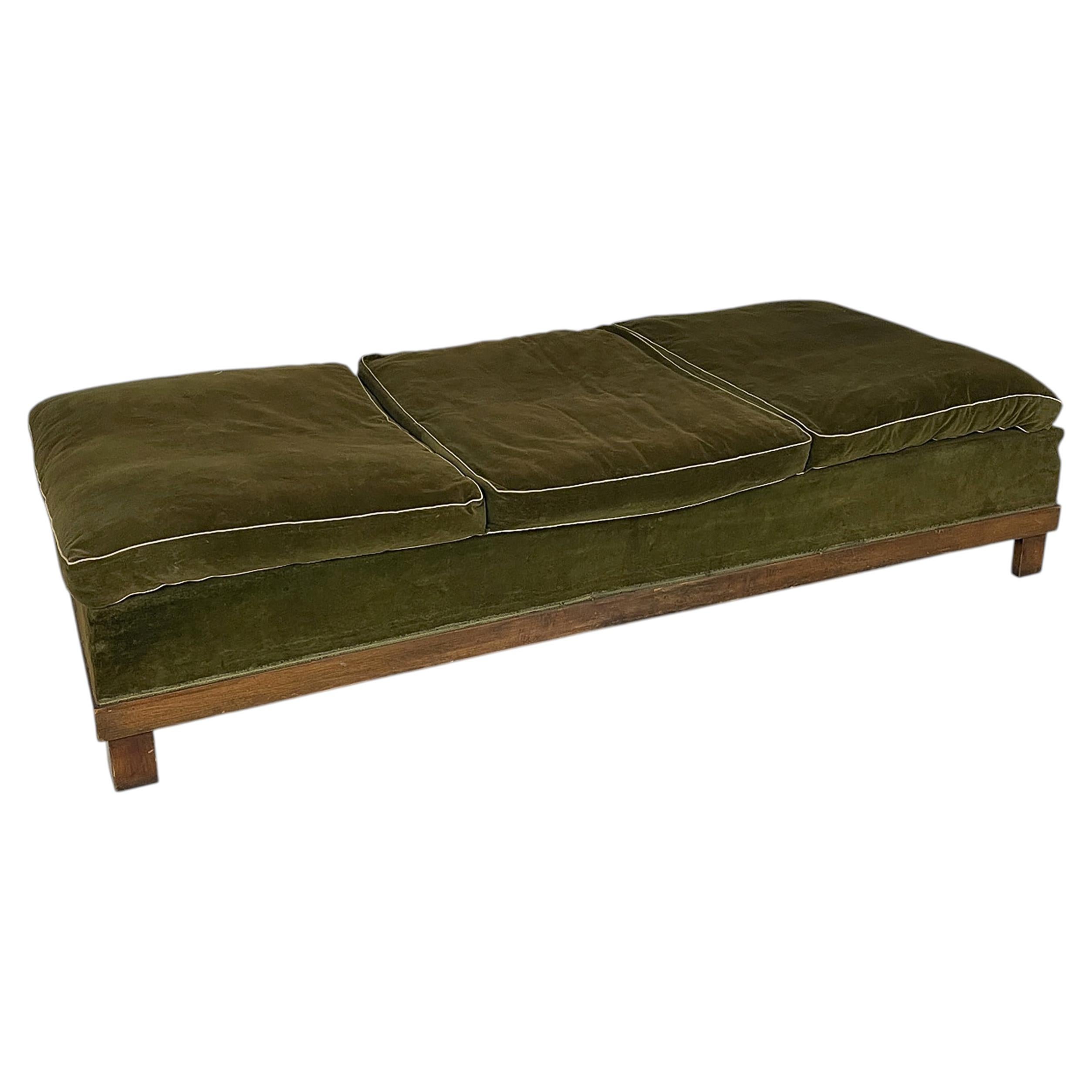 Italian Art Deco daybed in green velvet and wood, 1930s