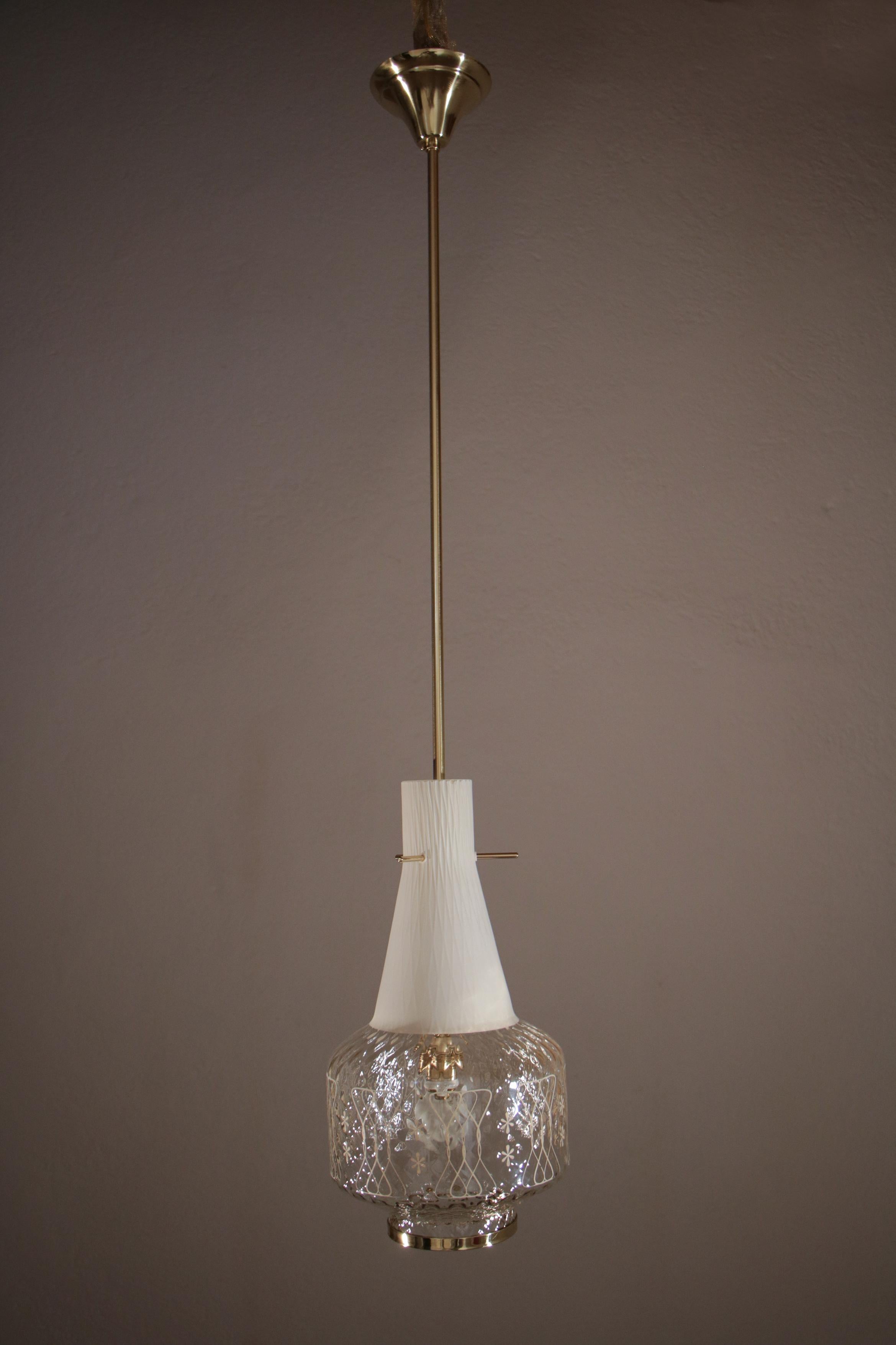Italian Art Deco Decorative and Satin Glass Hanging Lamp, 1950s In Good Condition For Sale In Traversetolo, IT