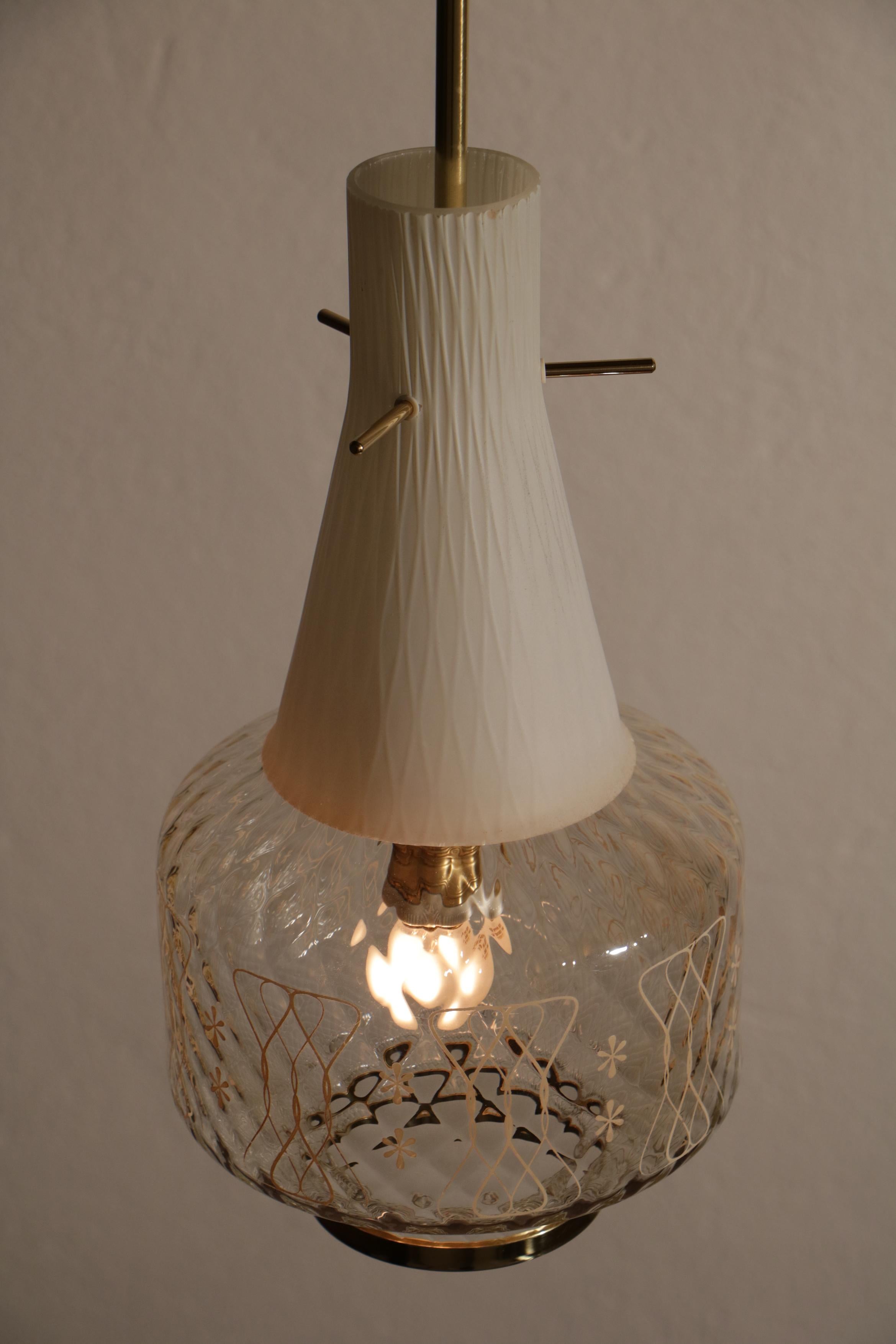 Milieu du XXe siècle Lampe suspendue italienne Art Déco décorative en verre satiné, années 1950 en vente