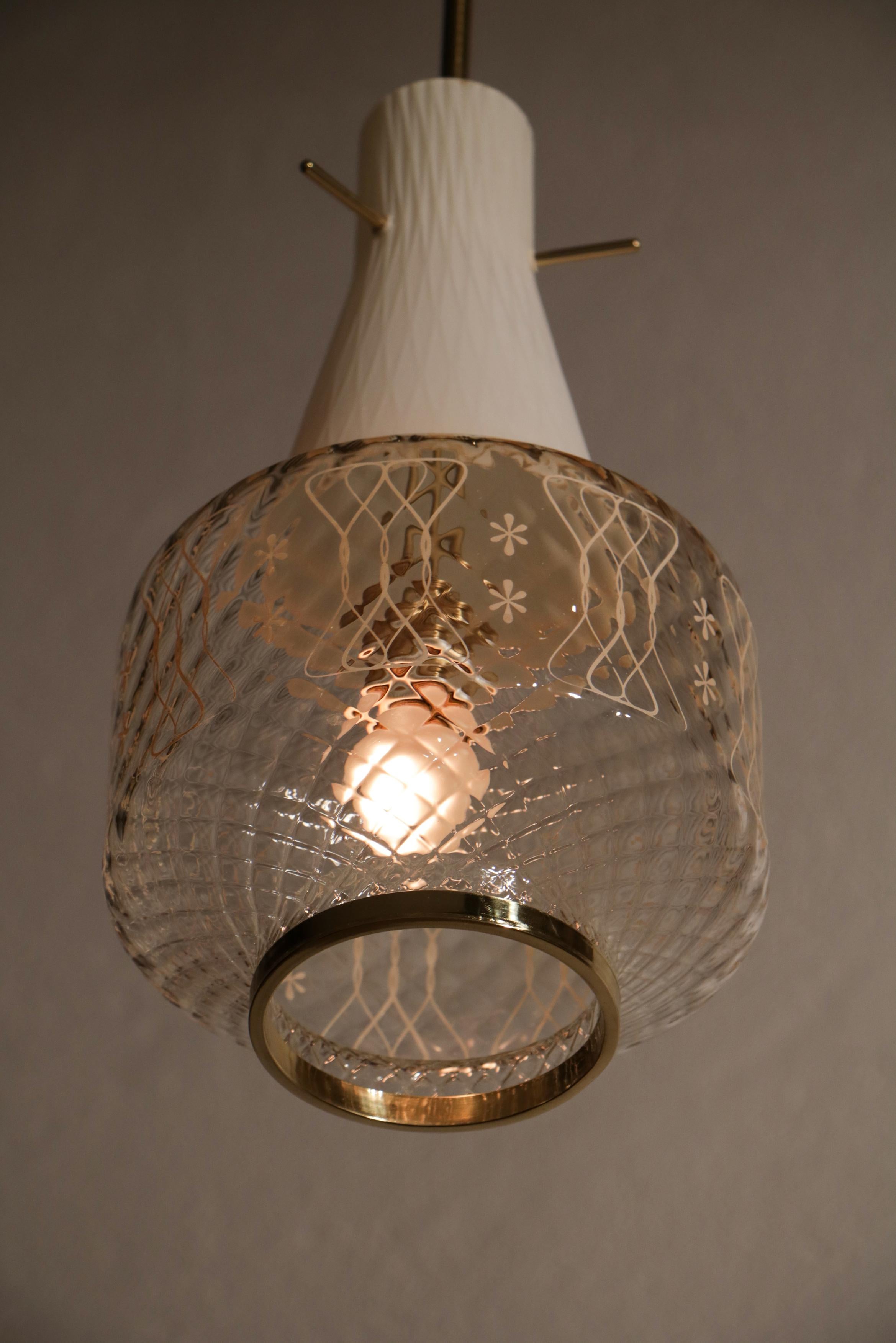 Verre d'art Lampe suspendue italienne Art Déco décorative en verre satiné, années 1950 en vente