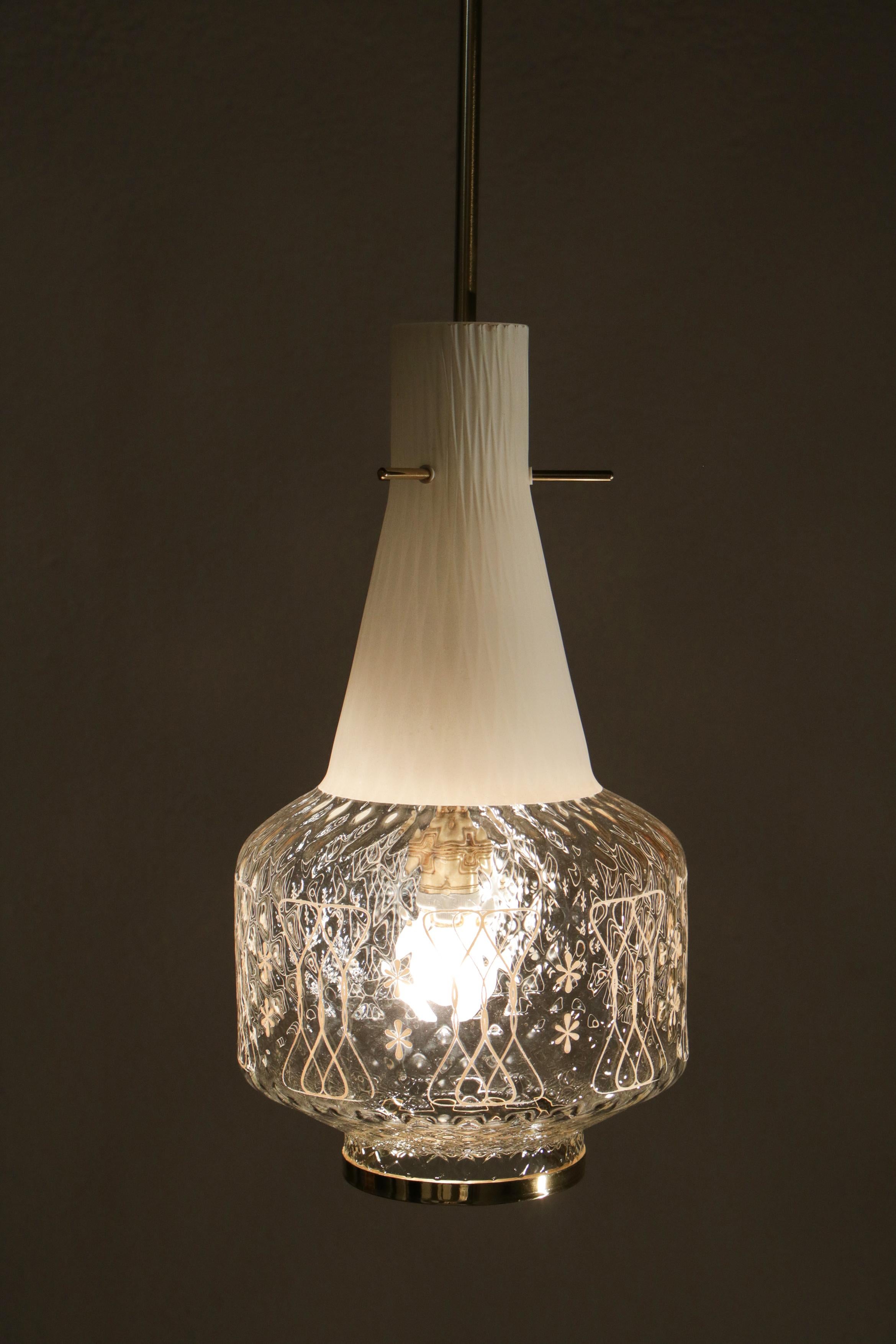 Lampe suspendue italienne Art Déco décorative en verre satiné, années 1950 en vente 1
