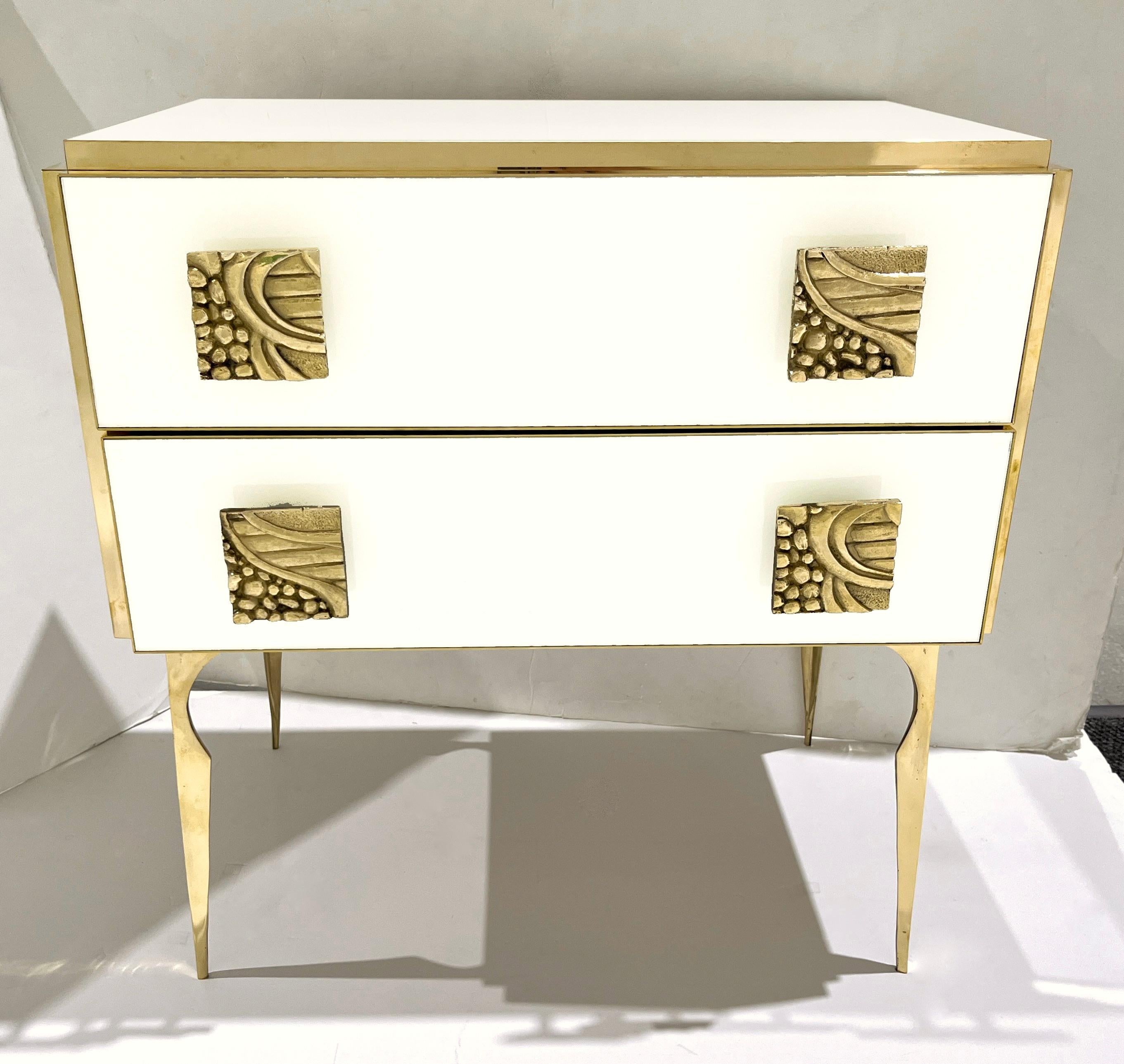 Comodino in ottone a 2 cassetti con design Art Deco italiano. in vendita 3