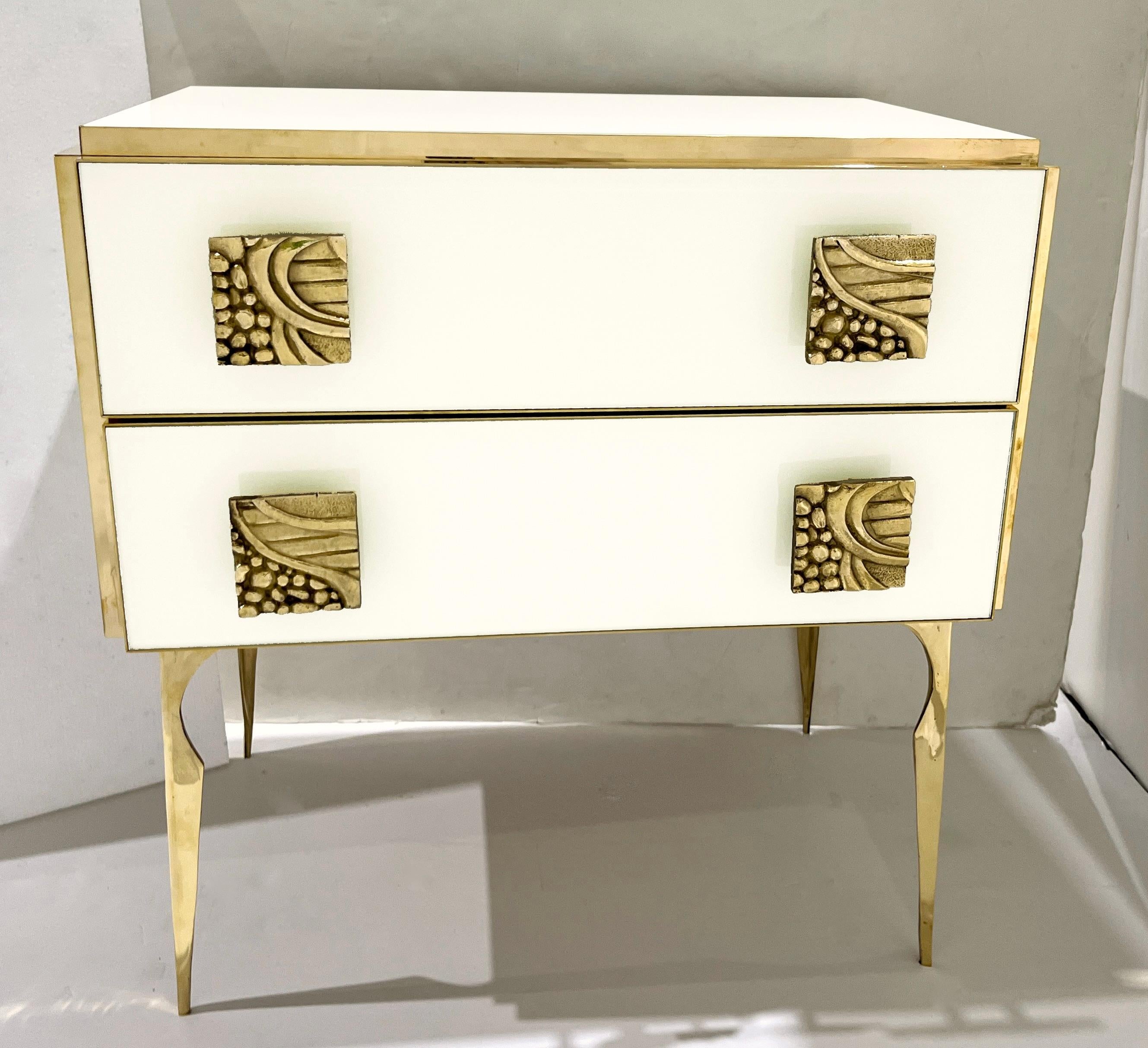 Comodino in ottone a 2 cassetti con design Art Deco italiano. in vendita 4