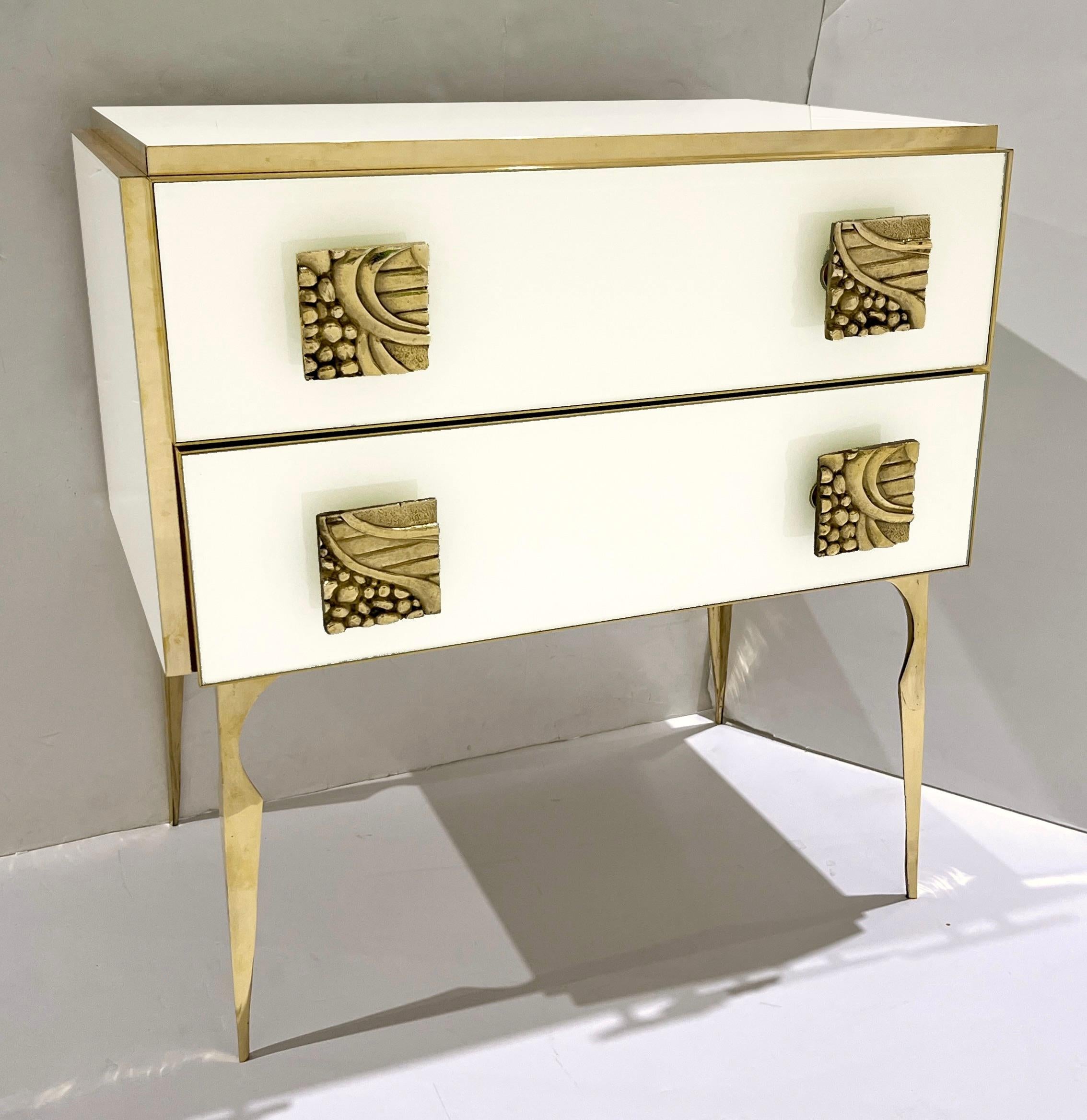 Ciò che ci piace di questo pezzo organico è l'impatto artistico del design minimalista con un hardware eccezionale. Fa parte della nostra moderna collezione personalizzabile, la scelta dei colori è tua!
Questa attraente cassapanca/comodino dalla