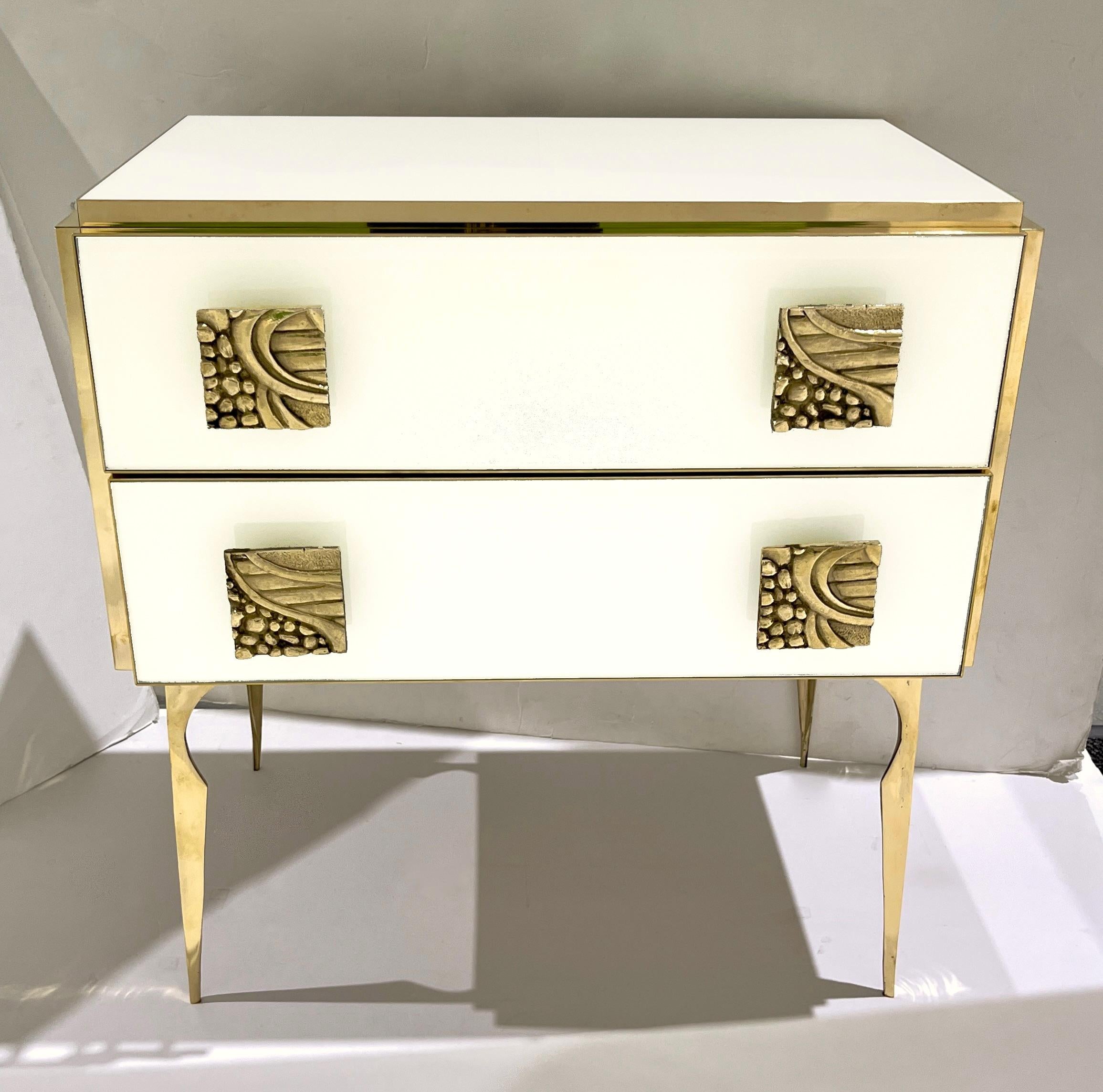 Minimalismo Comodino in ottone a 2 cassetti con design Art Deco italiano. in vendita
