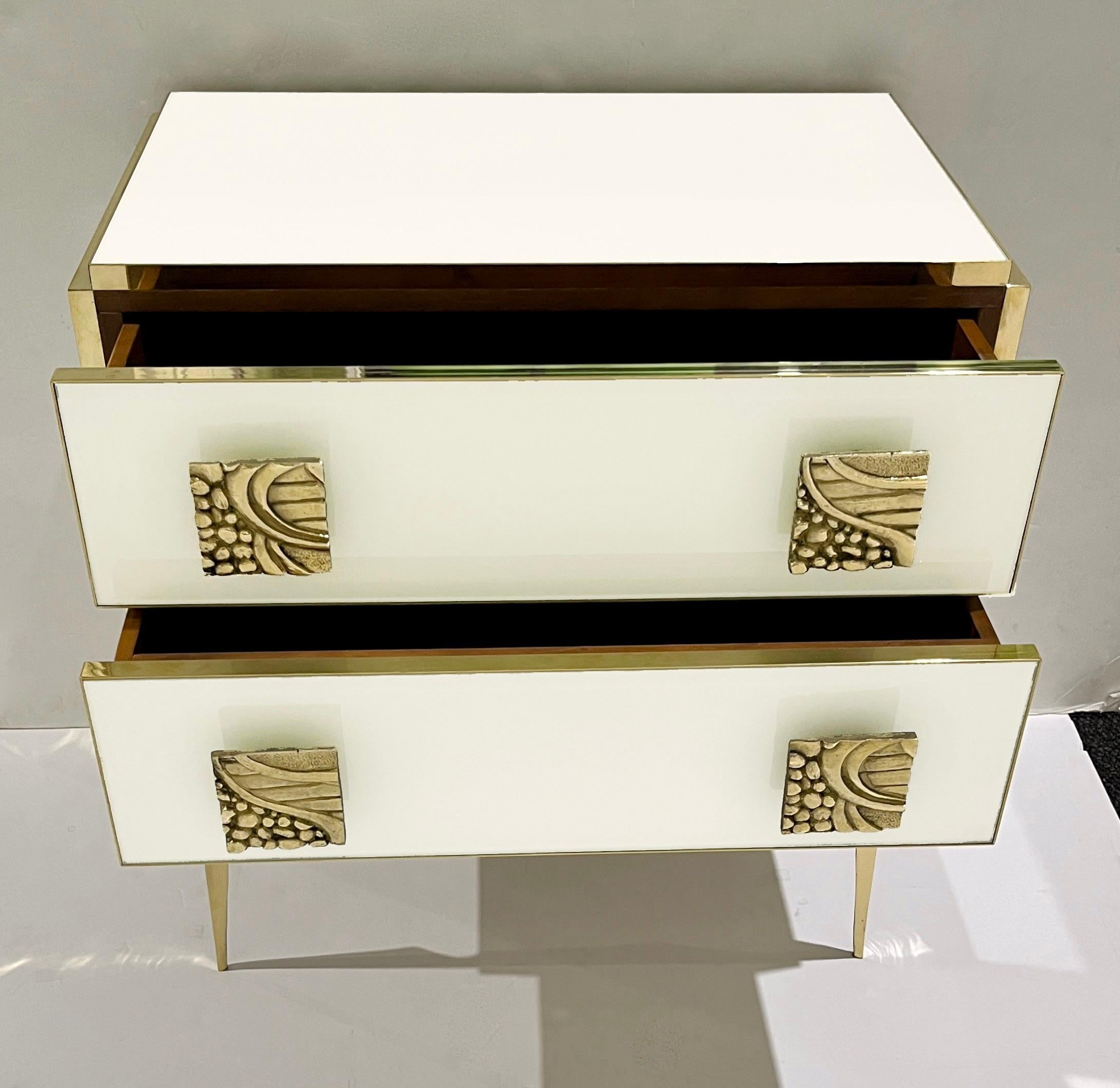 Italiano Comodino in ottone a 2 cassetti con design Art Deco italiano. in vendita