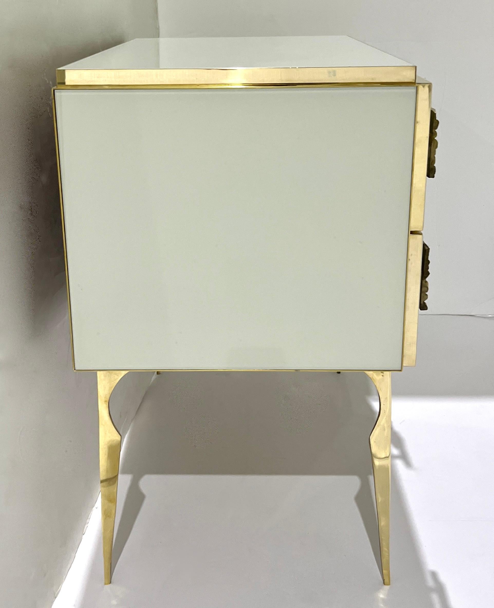 XXI secolo e contemporaneo Comodino in ottone a 2 cassetti con design Art Deco italiano. in vendita