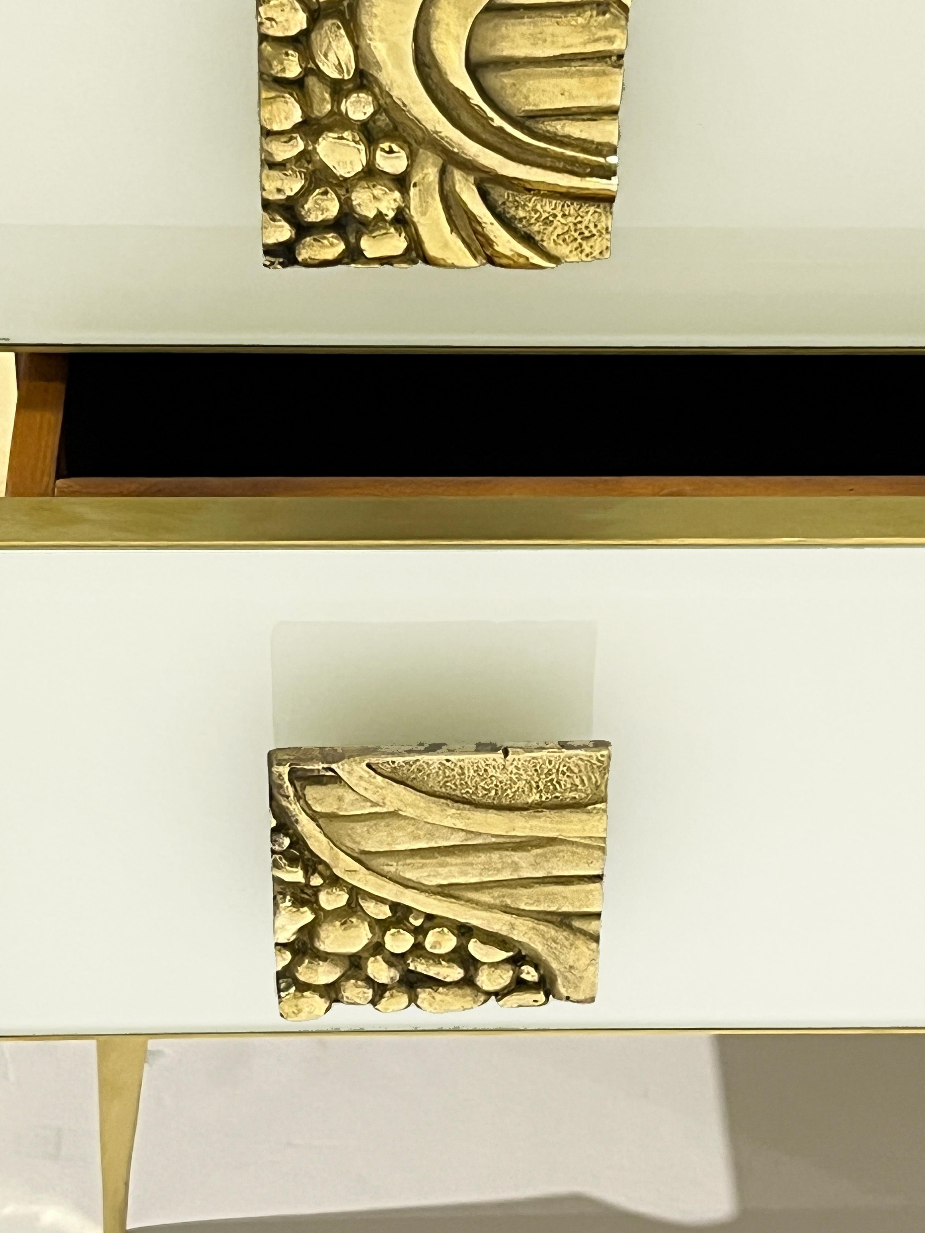 Ottone Comodino in ottone a 2 cassetti con design Art Deco italiano. in vendita