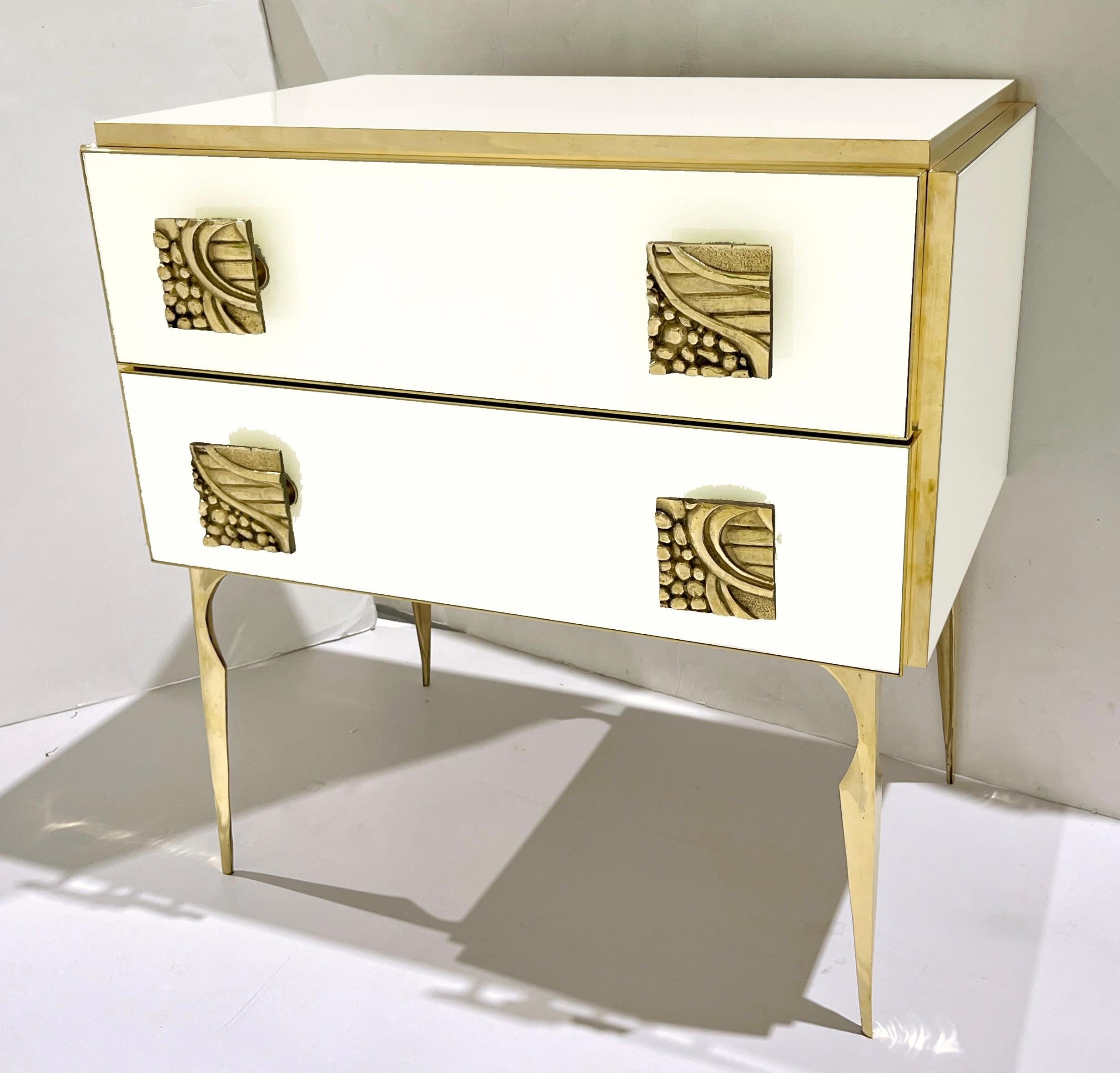 Comodino in ottone a 2 cassetti con design Art Deco italiano. in vendita 1