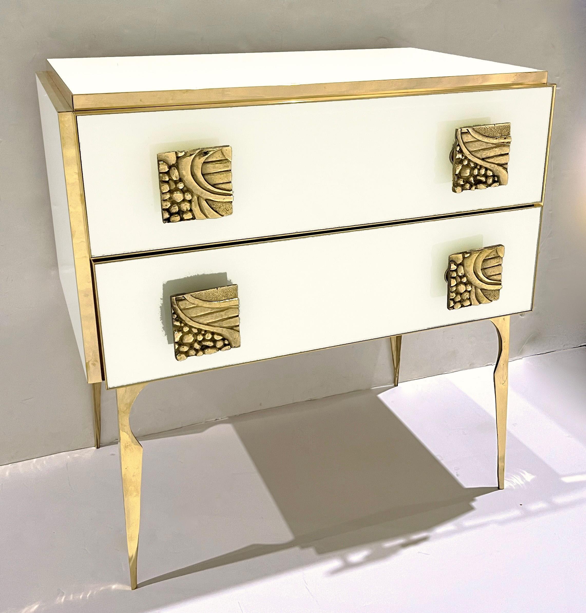 Comodino in ottone a 2 cassetti con design Art Deco italiano. in vendita 1