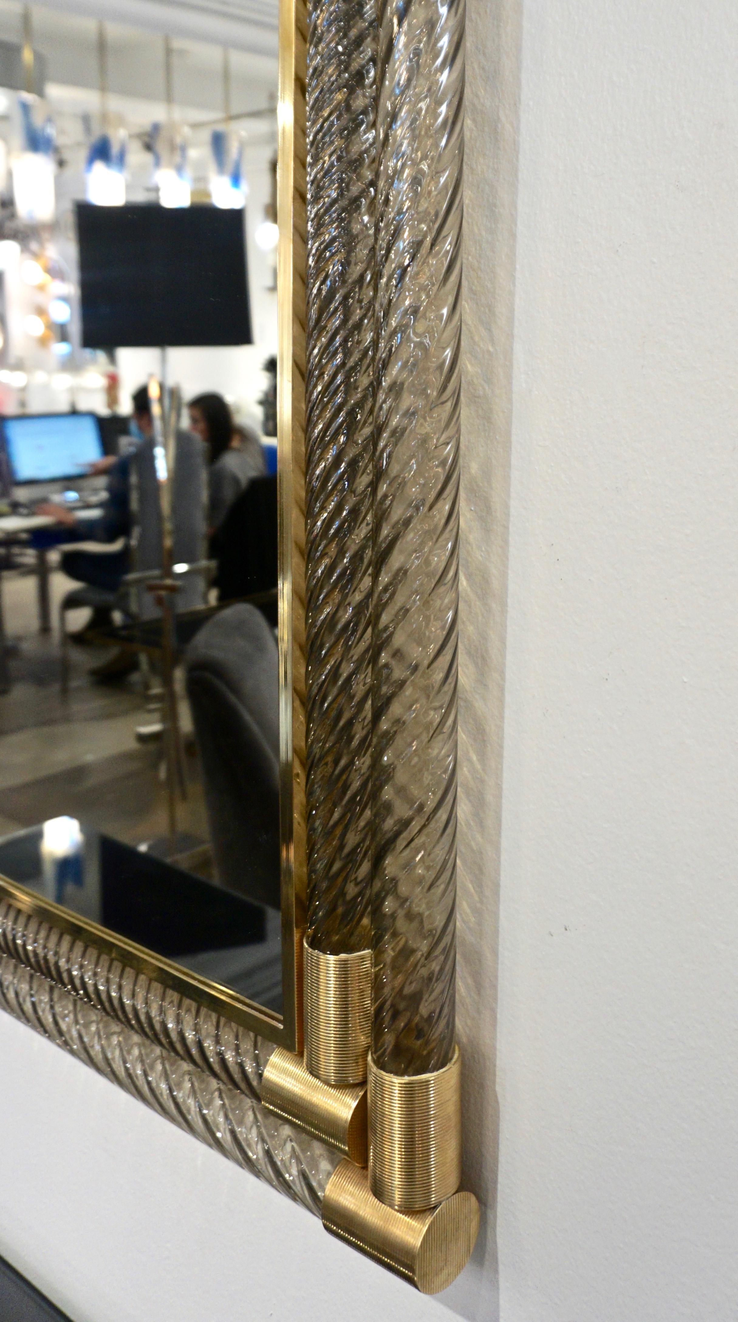 Italienischer Art-Déco-Spiegel aus gedrehtem grauem Rauch Muranoglas und Gold-Messing (Handgefertigt) im Angebot