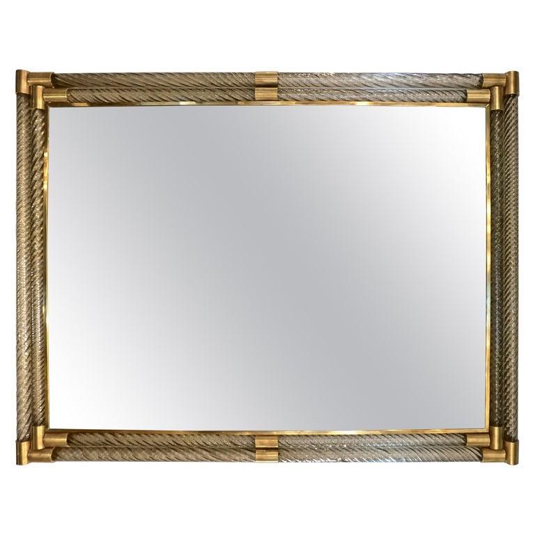 Italienischer Art-Déco-Spiegel aus gedrehtem grauem Rauch Muranoglas und Gold-Messing (Minimalistisch) im Angebot