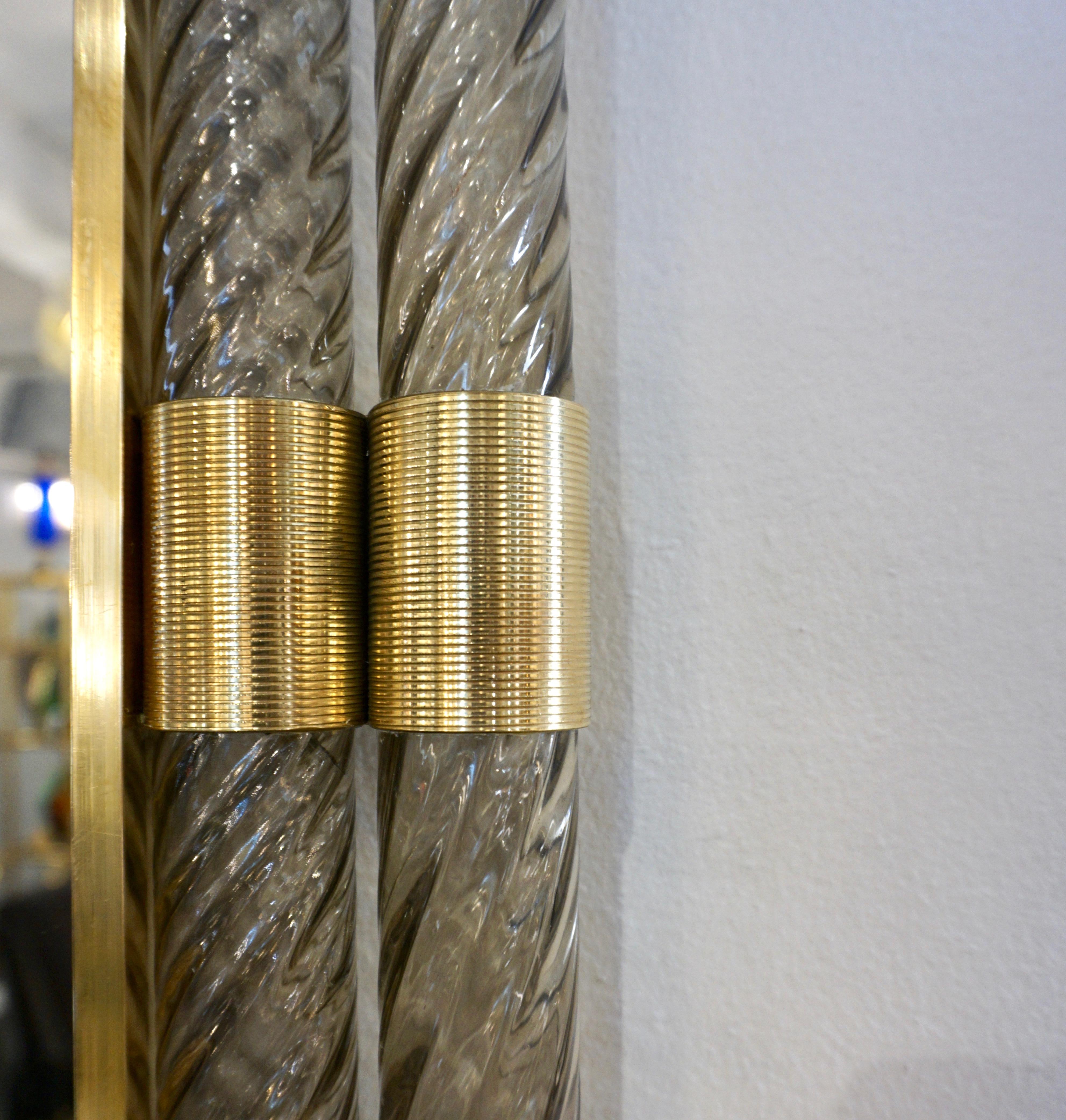 Minimaliste Miroir en verre de Murano gris fumé torsadé et laiton doré de conception Art déco italienne en vente