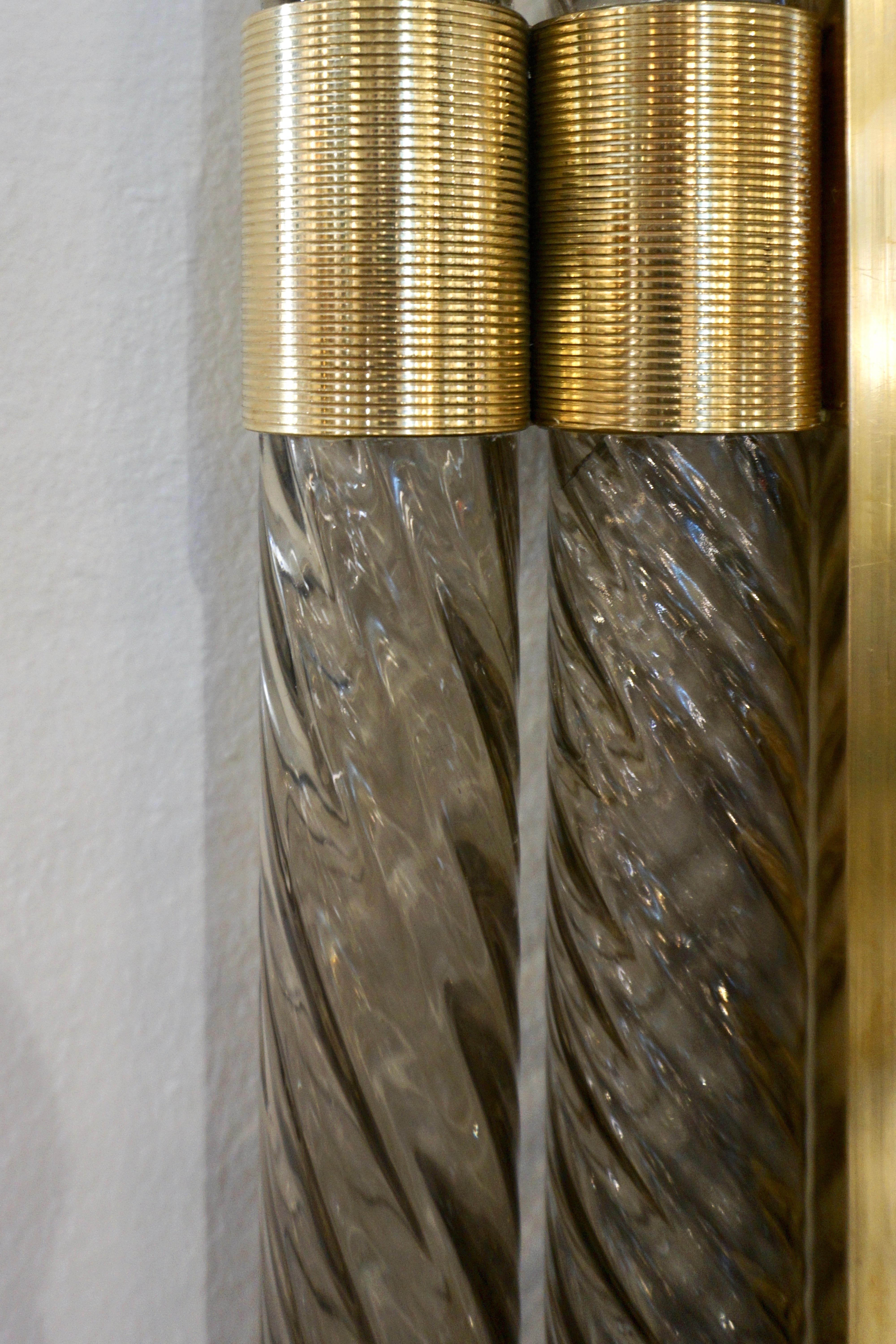 Espejo de latón dorado y cristal de Murano ahumado gris trenzado de diseño Art Deco italiano Italiano en venta