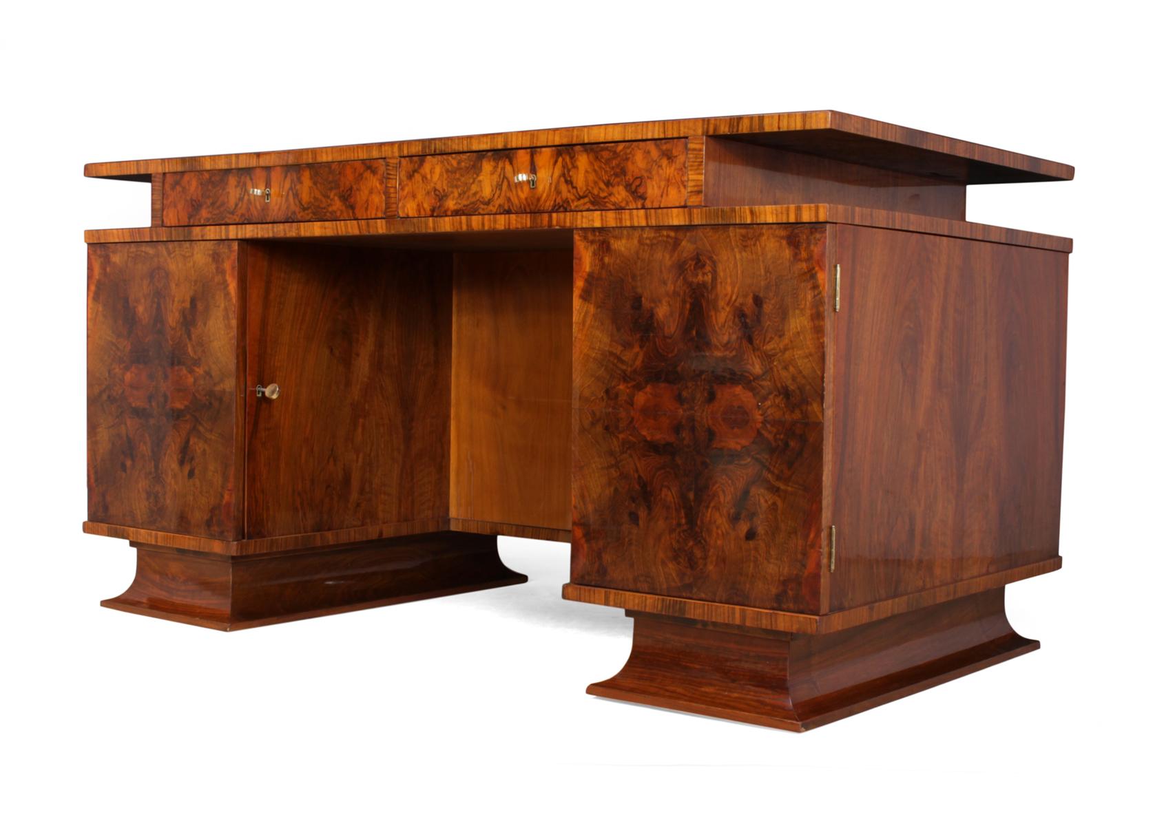 Italian Art Deco Desk in Walnut For Sale 4