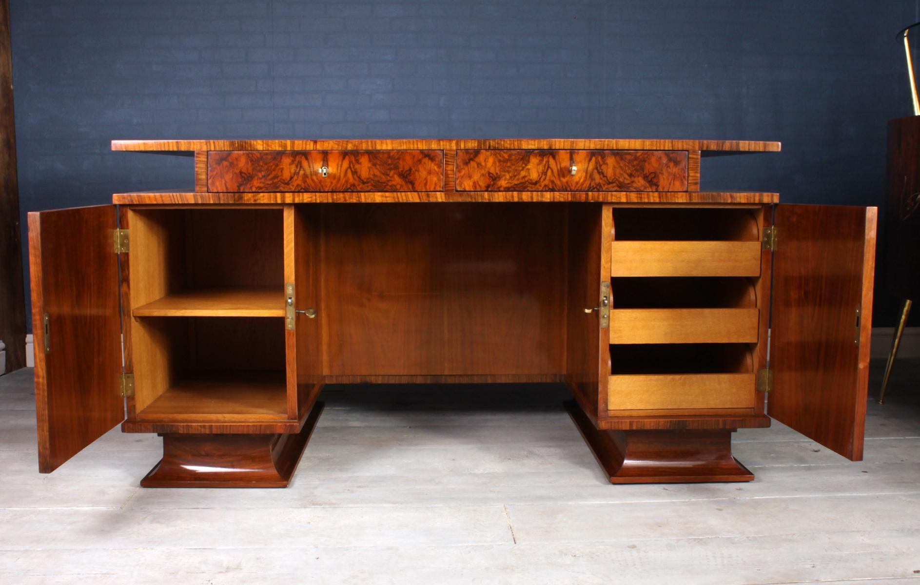 Italian Art Deco Desk in Walnut In Good Condition For Sale In Paddock Wood, Kent