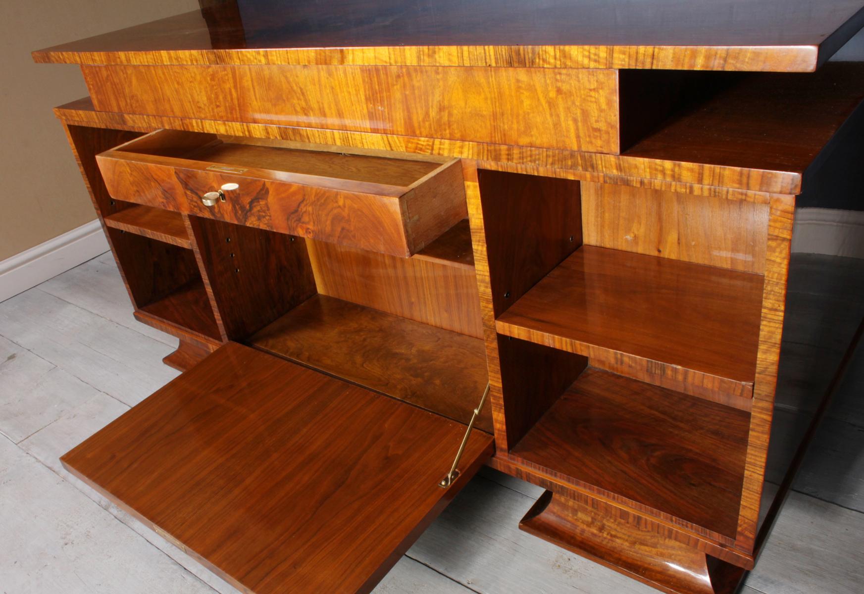 Italian Art Deco Desk in Walnut For Sale 2