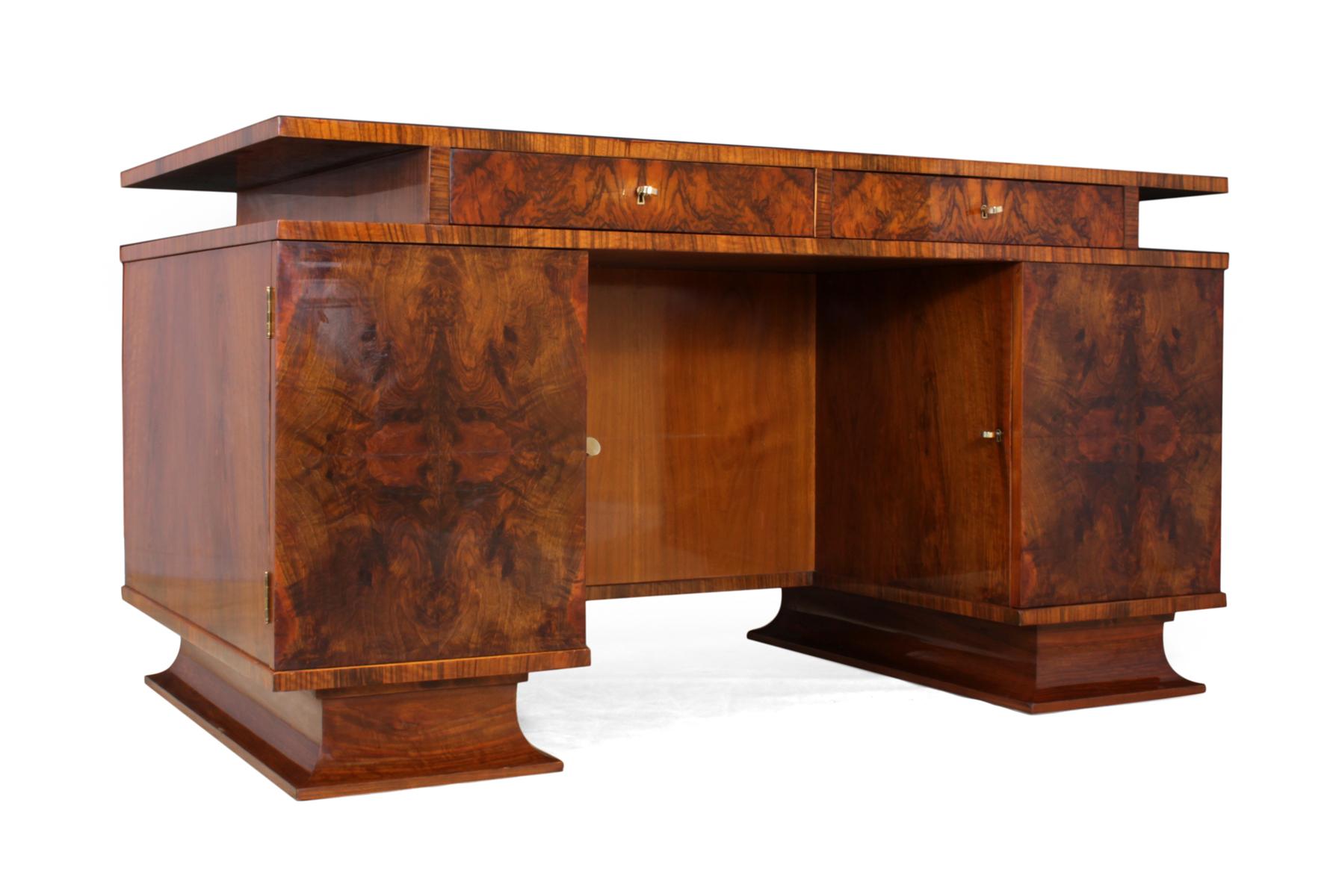 Italian Art Deco Desk in Walnut For Sale 3