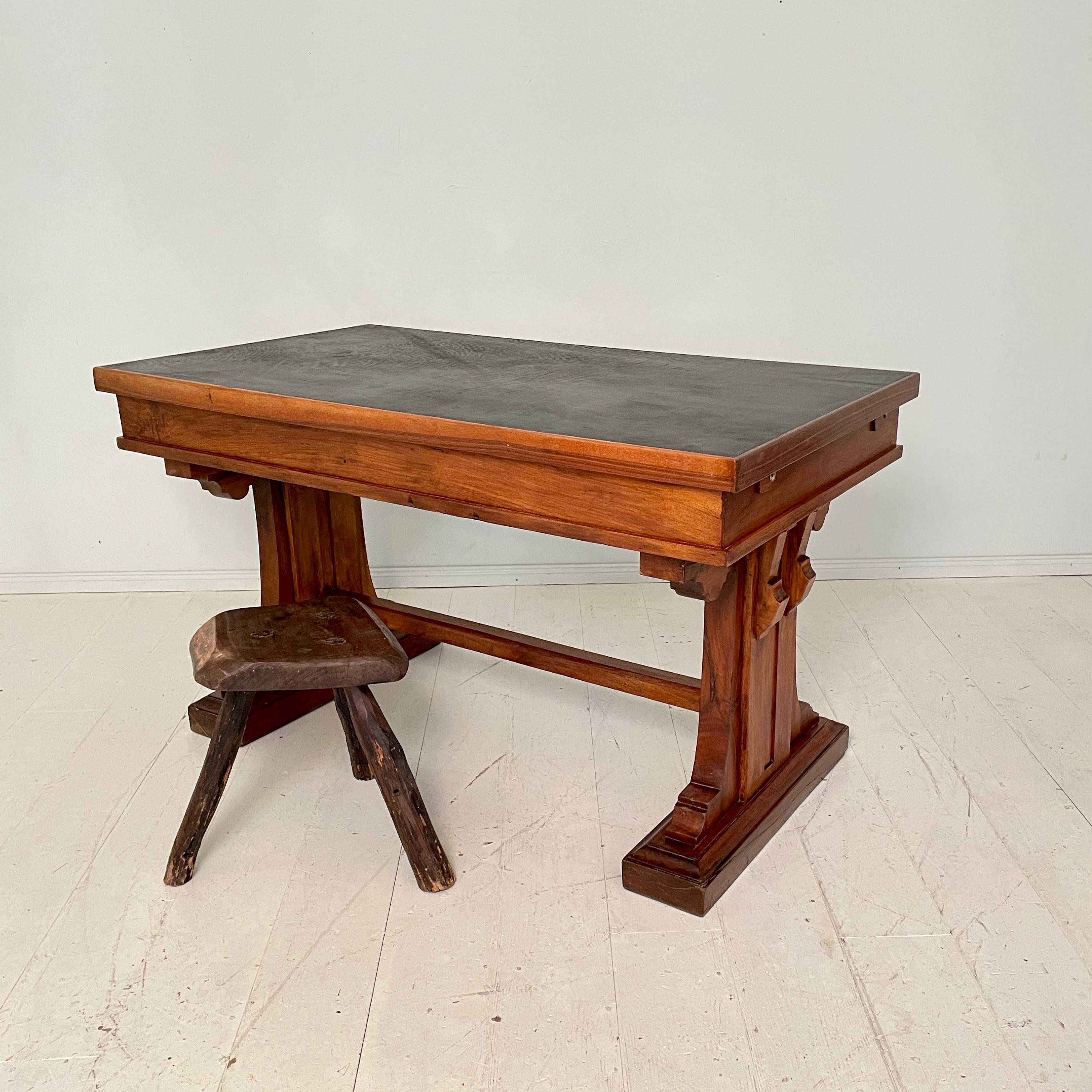 Italian Art Deco Desk or Writing Table in Walnut and Black Leather Top, 1920s 9
