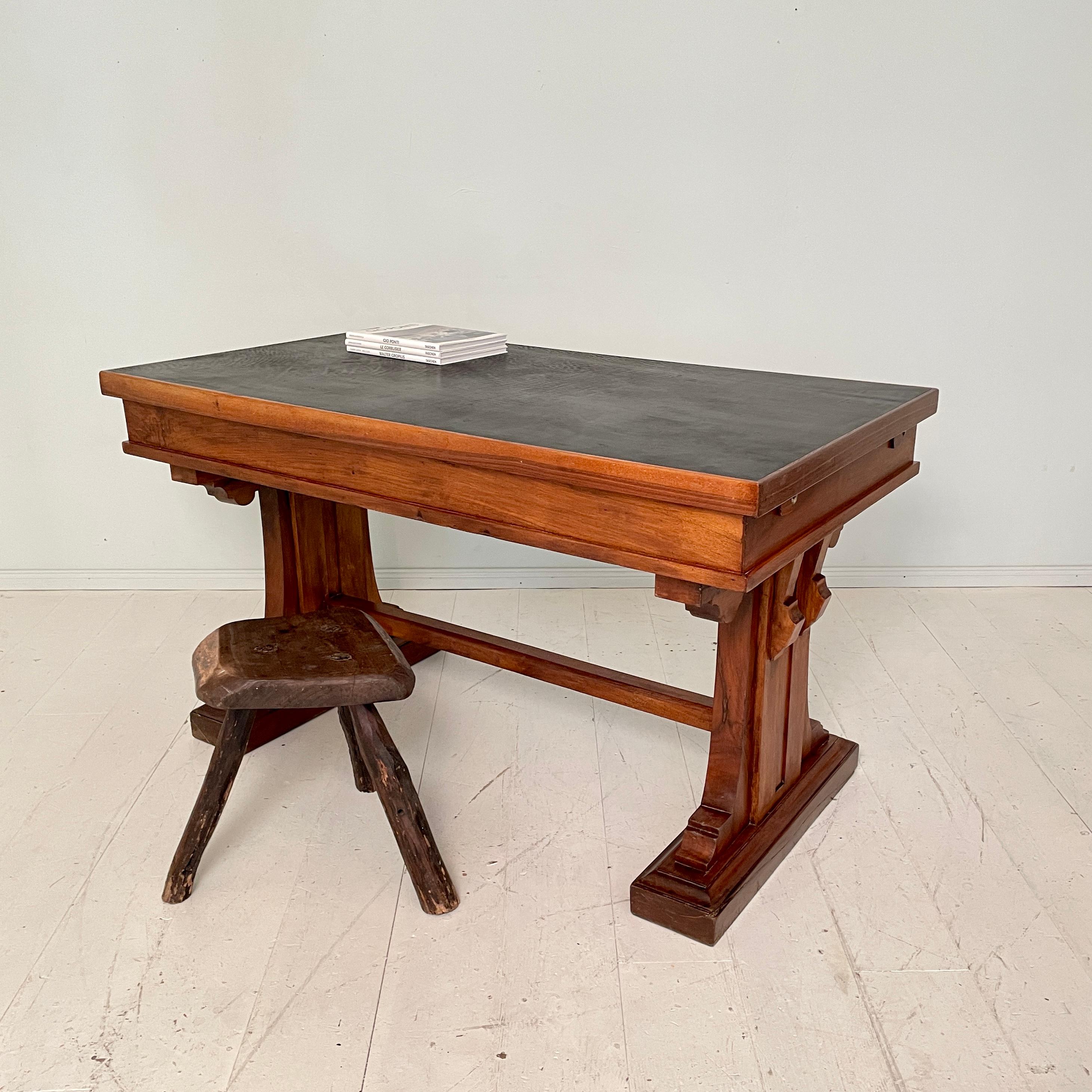 Italian Art Deco Desk or Writing Table in Walnut and Black Leather Top, 1920s 10