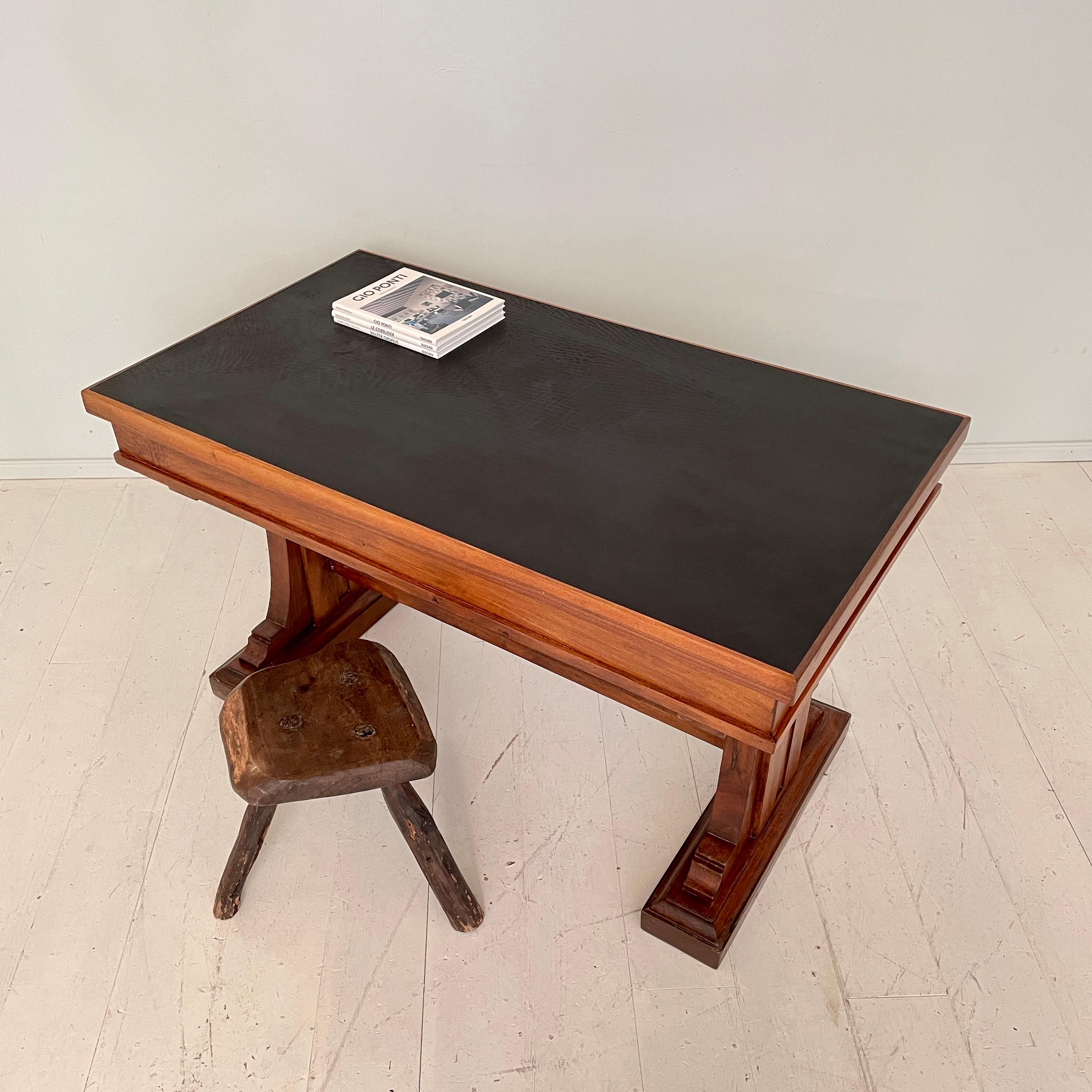 Italian Art Deco Desk or Writing Table in Walnut and Black Leather Top, 1920s 12