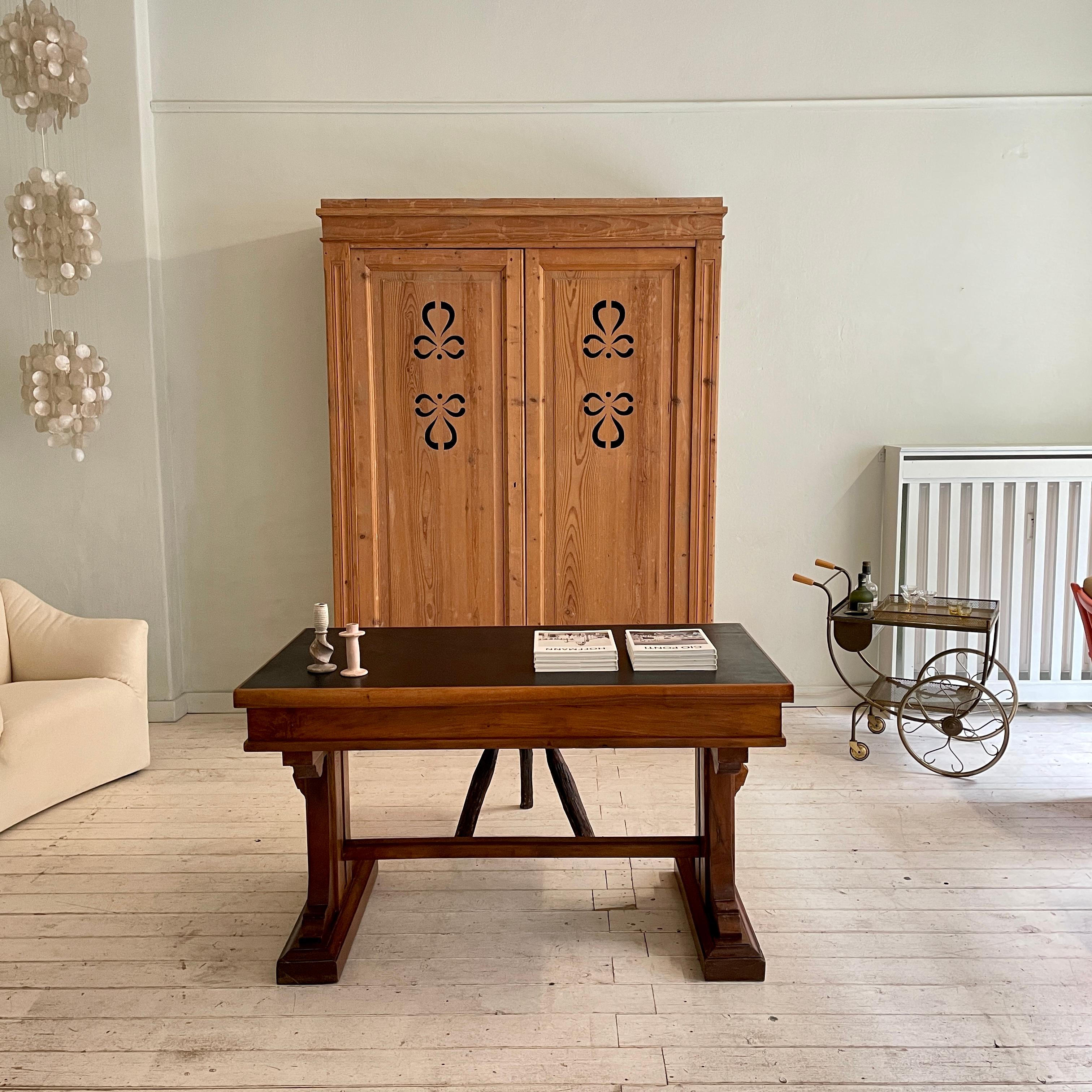 Italian Art Deco Desk or Writing Table in Walnut and Black Leather Top, 1920s 13