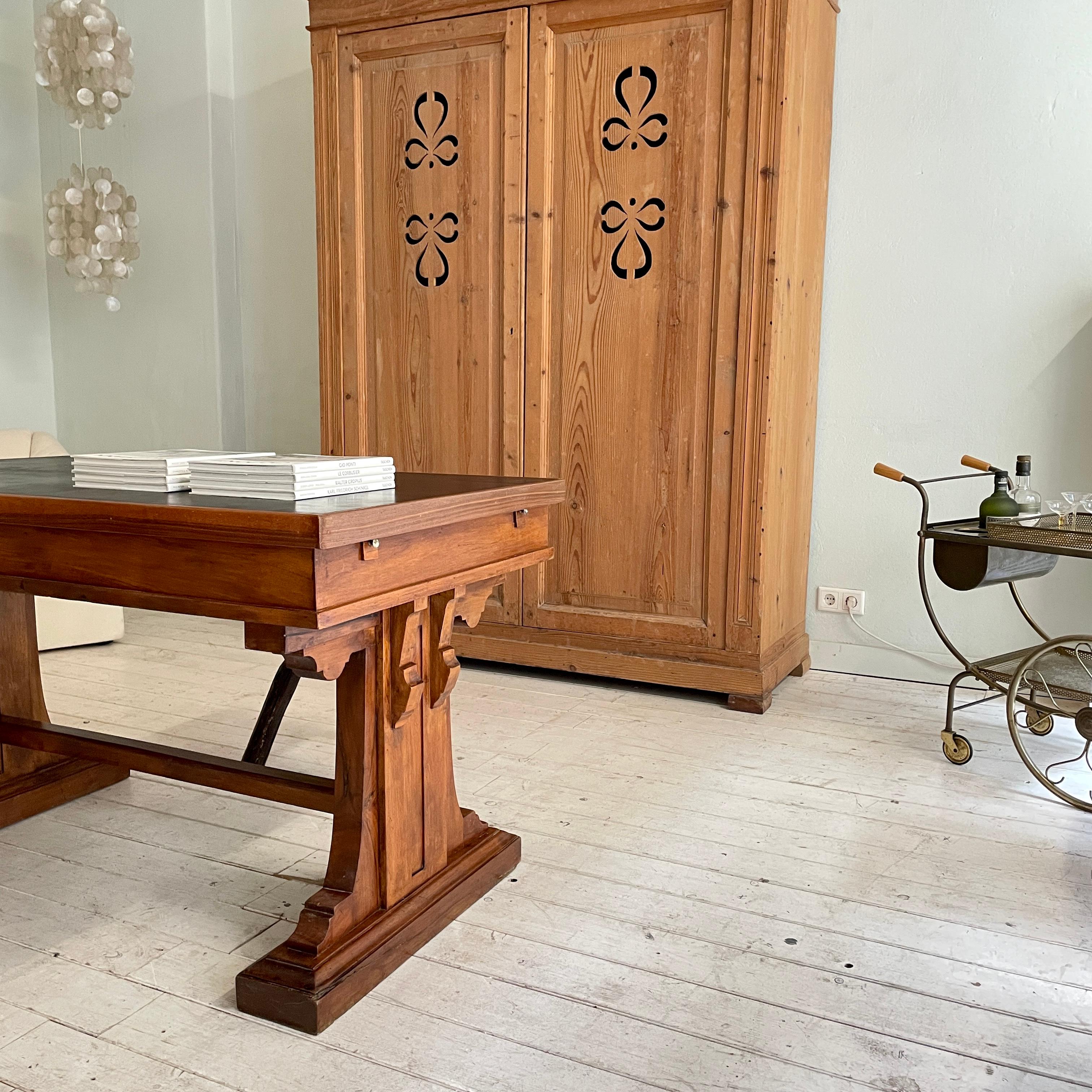 Italian Art Deco Desk or Writing Table in Walnut and Black Leather Top, 1920s 14