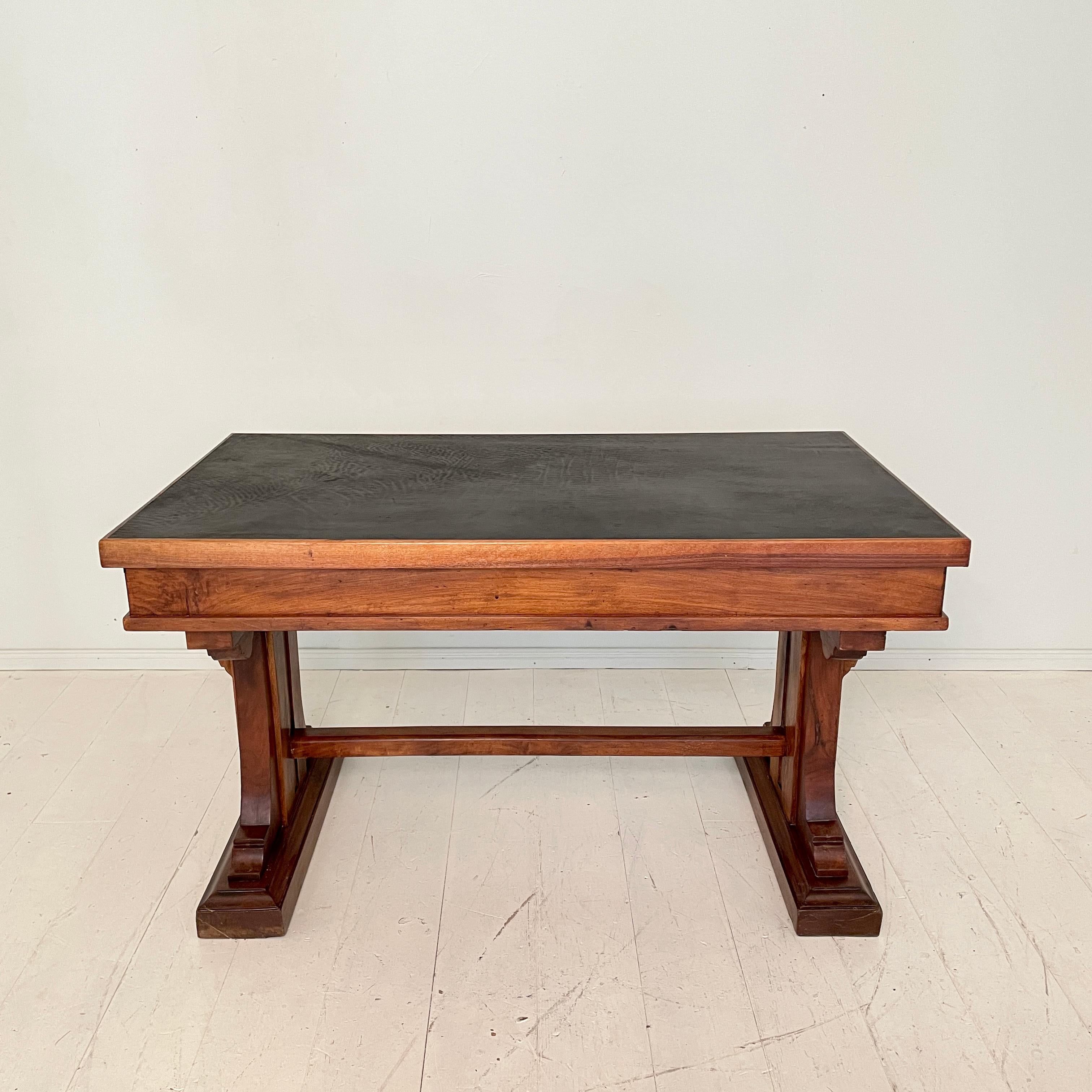 Italian Art Deco Desk or Writing Table in Walnut and Black Leather Top, 1920s In Good Condition In Berlin, DE
