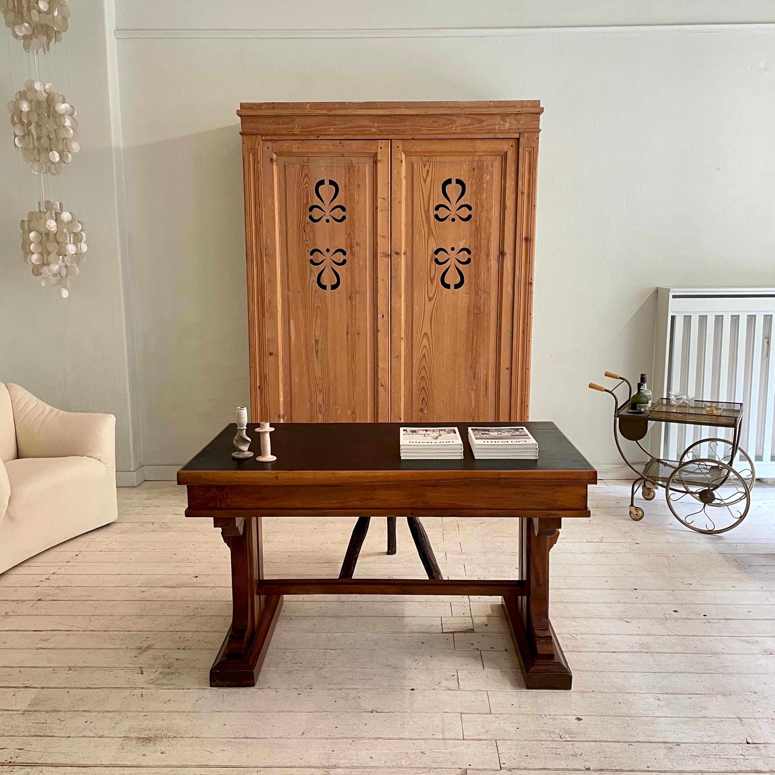 Early 20th Century Italian Art Deco Desk or Writing Table in Walnut and Black Leather Top, 1920s