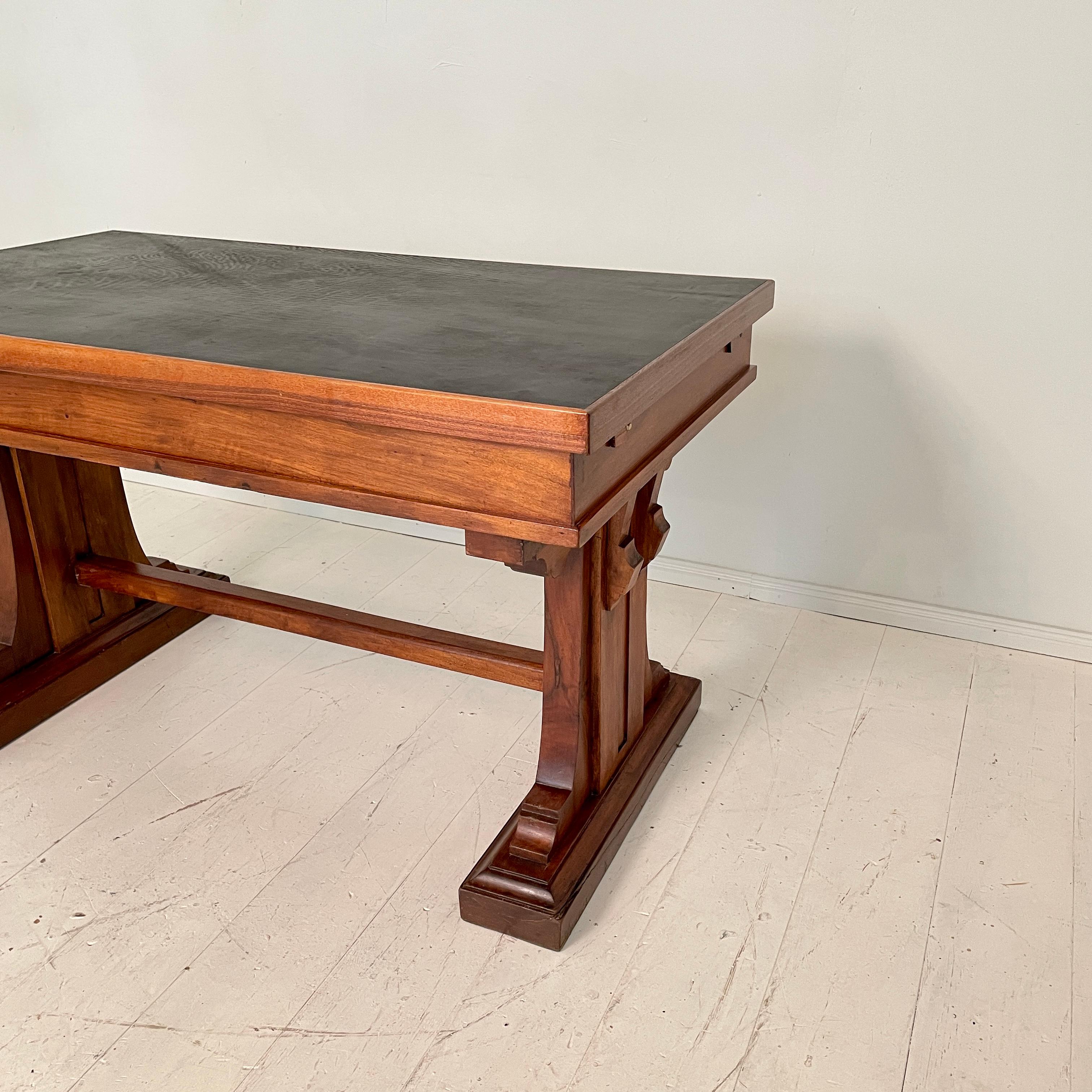 Italian Art Deco Desk or Writing Table in Walnut and Black Leather Top, 1920s 1