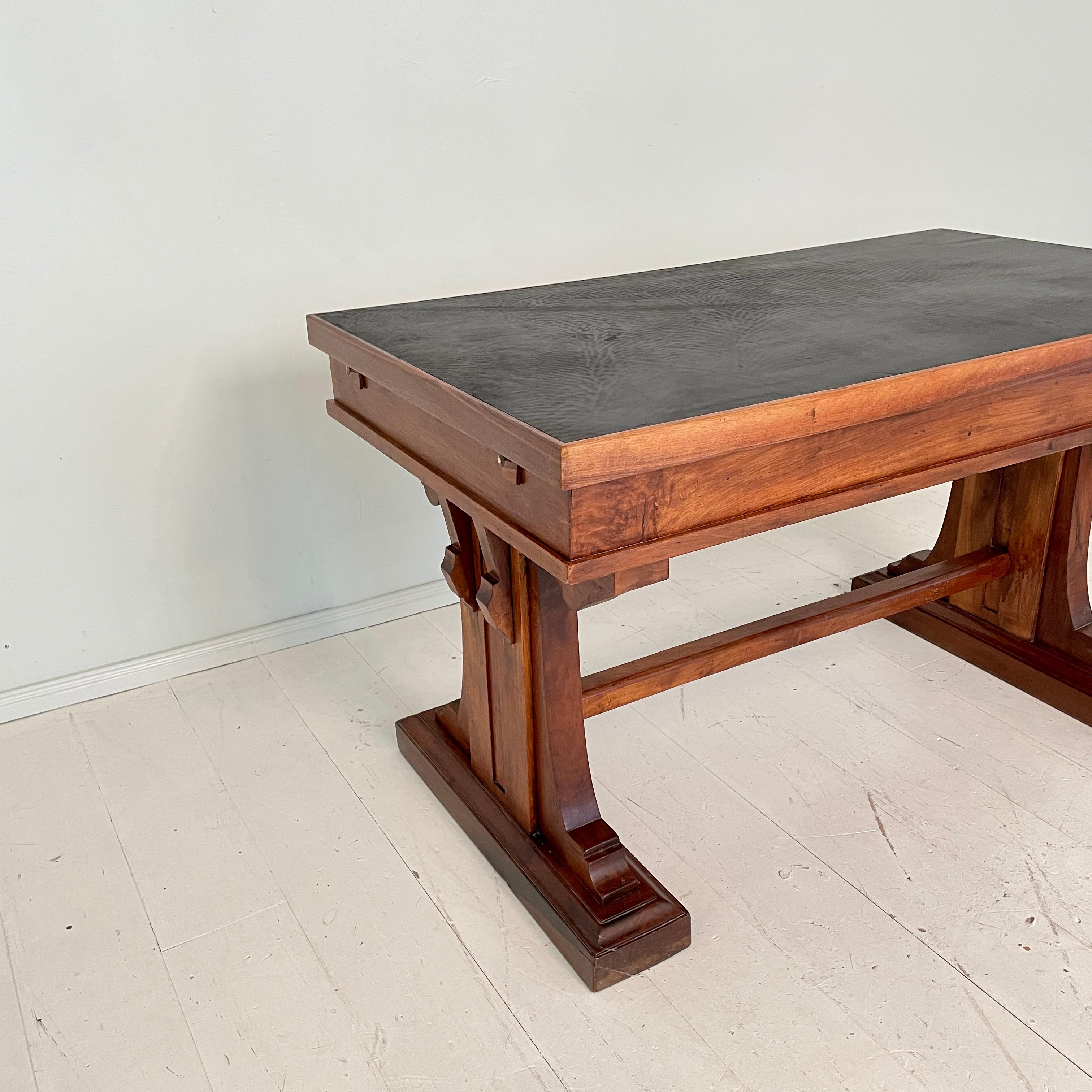 Italian Art Deco Desk or Writing Table in Walnut and Black Leather Top, 1920s 2