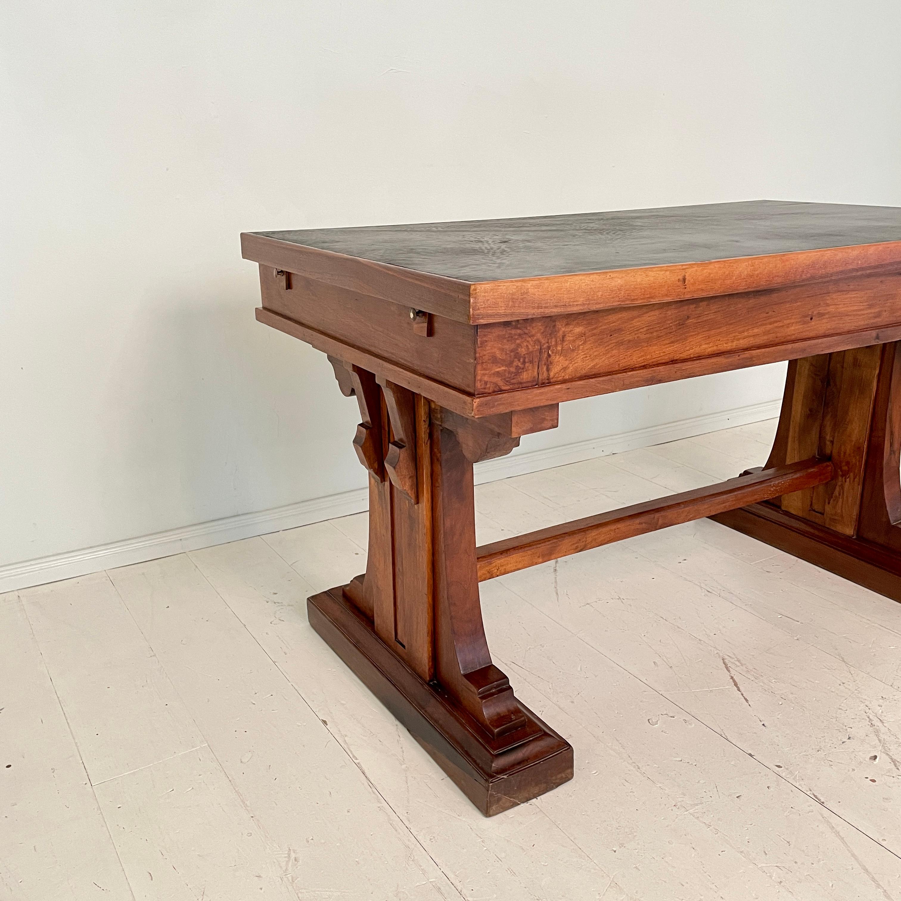 Italian Art Deco Desk or Writing Table in Walnut and Black Leather Top, 1920s 3