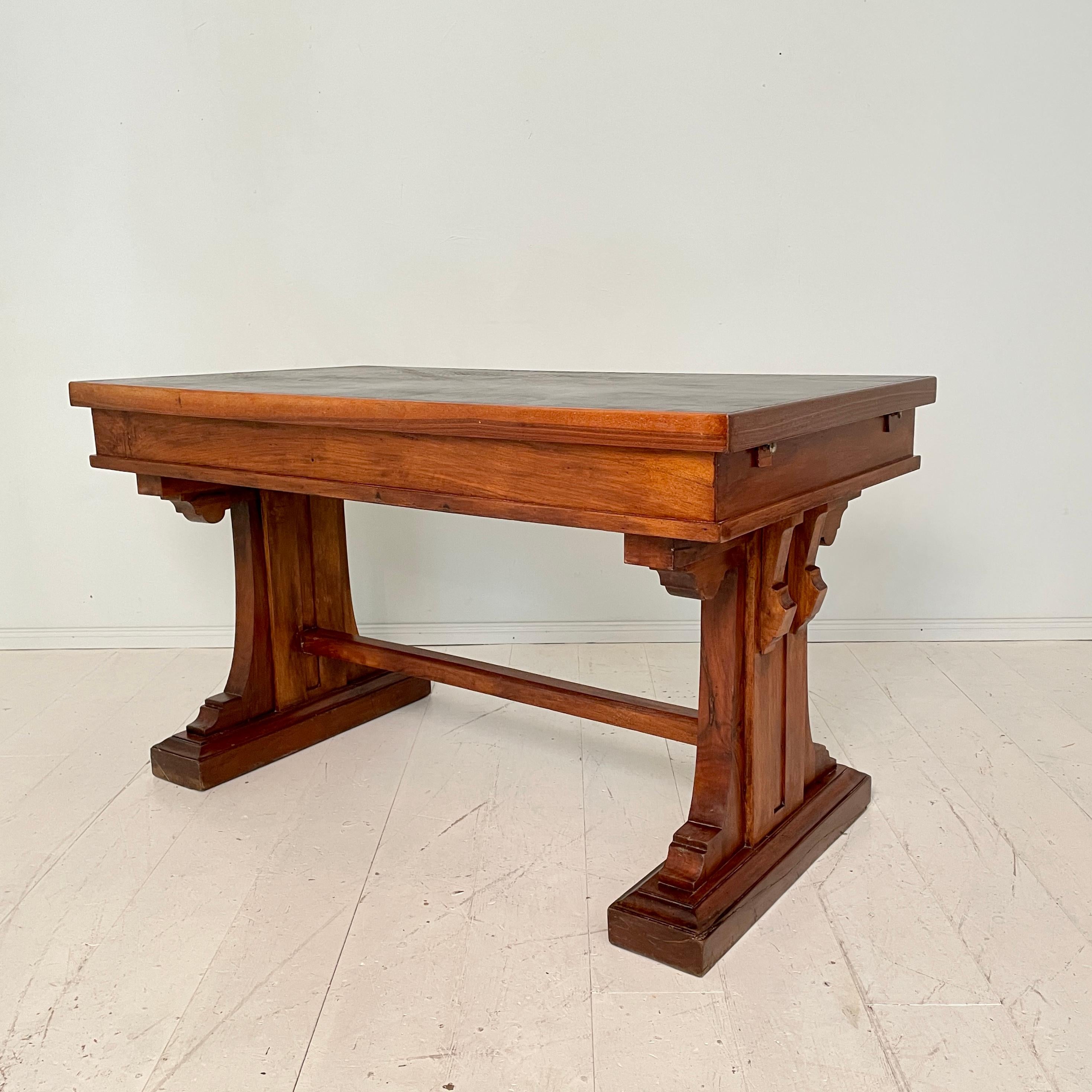 Italian Art Deco Desk or Writing Table in Walnut and Black Leather Top, 1920s 5