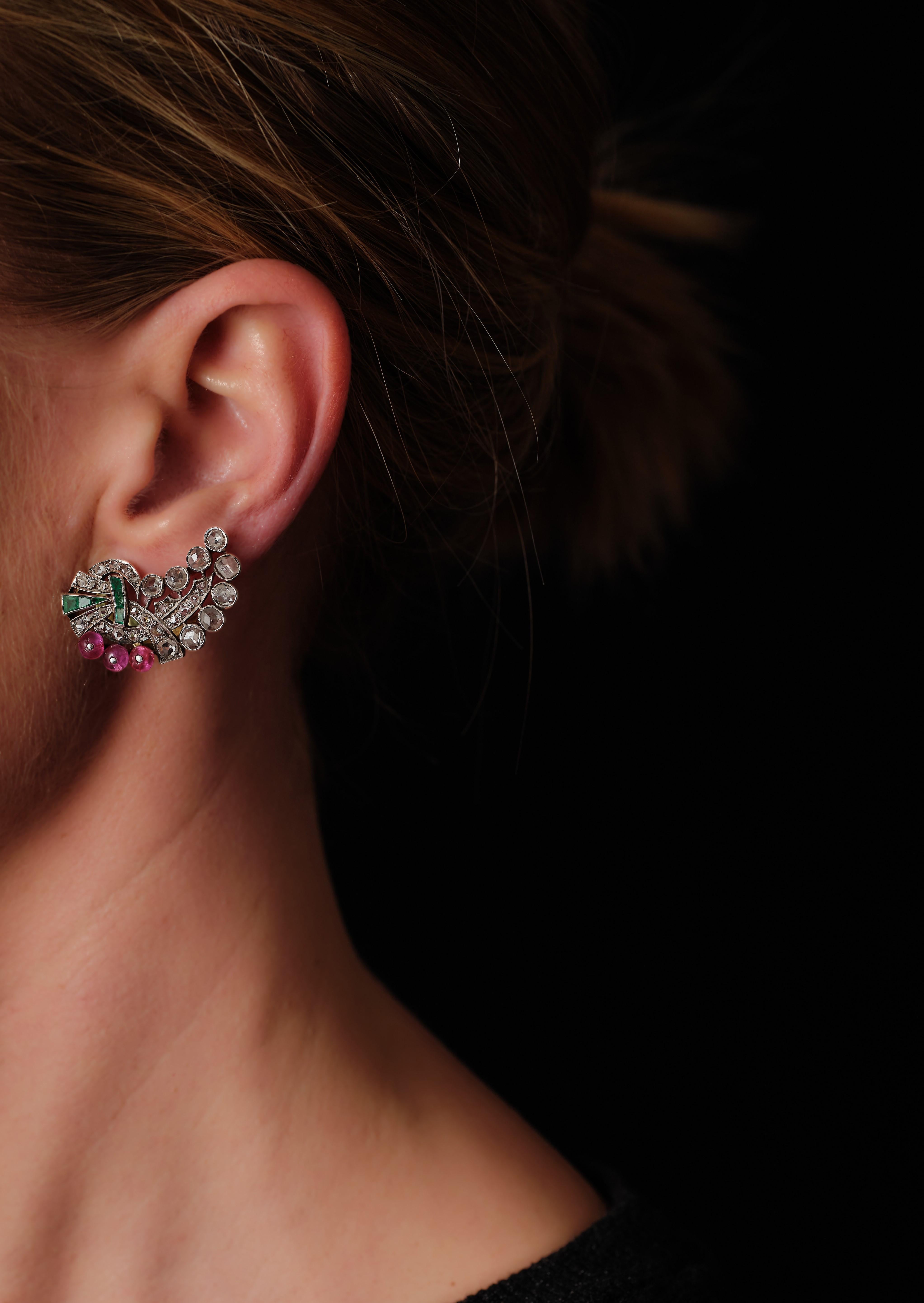 Italienische Art-Déco-Ohrringe mit Diamanten, Smaragden und Rubinen  (Rosenschliff) im Angebot