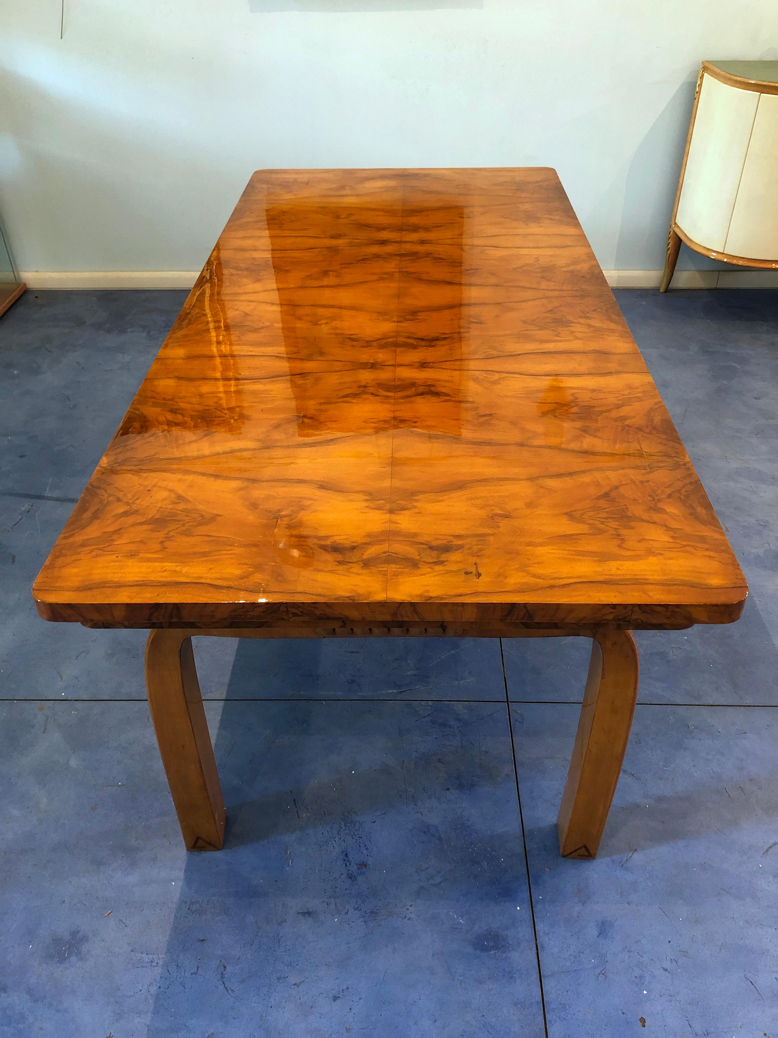 Beautiful Italian Art Deco dining table, with walnut tabletop and maple legs.
Wonderful rationalist line.