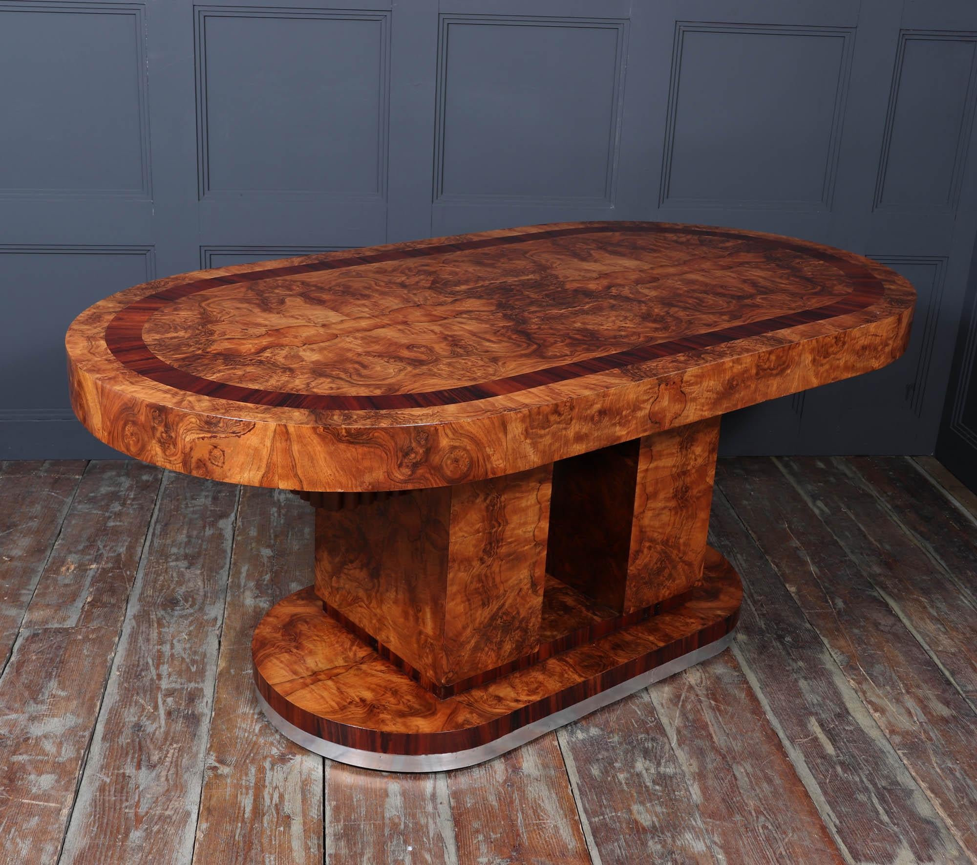 Noyer Table de salle à manger art déco italienne en vente