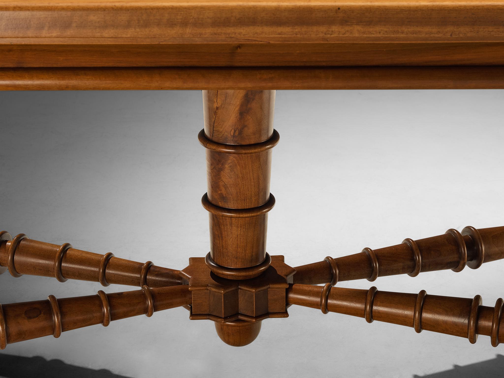 Italian Art Deco Dining Table in Walnut with Sculptural Base Moderno de mediados de siglo en venta