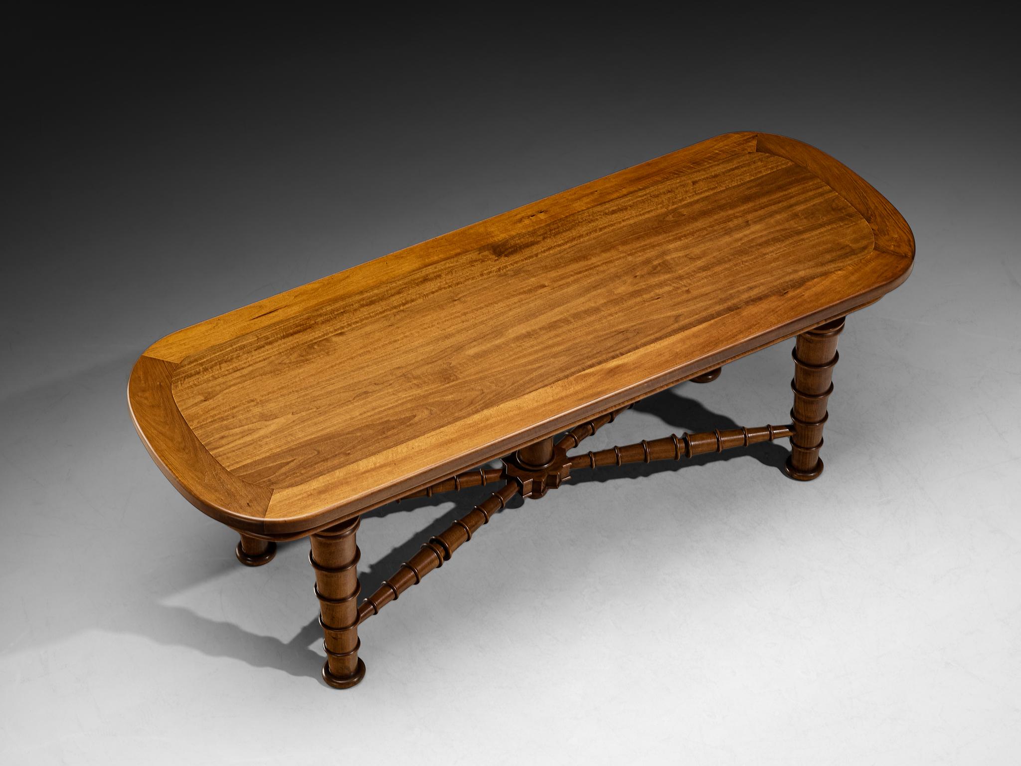 Italian Art Deco Dining Table in Walnut with Sculptural Base Italiano en venta