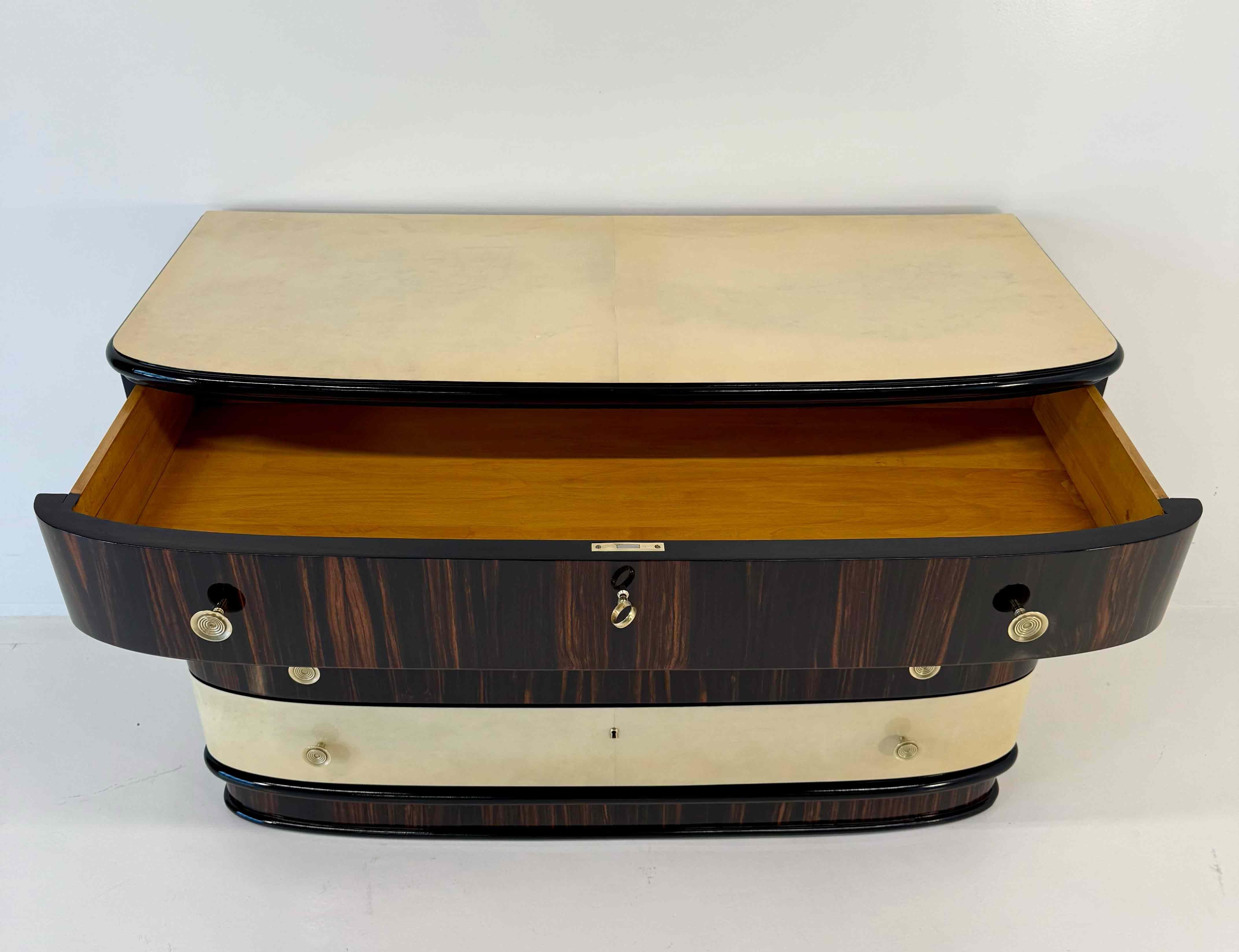Commode italienne Art Déco en macassar et parchemin avec poignée en laiton, années 1940 en vente 5