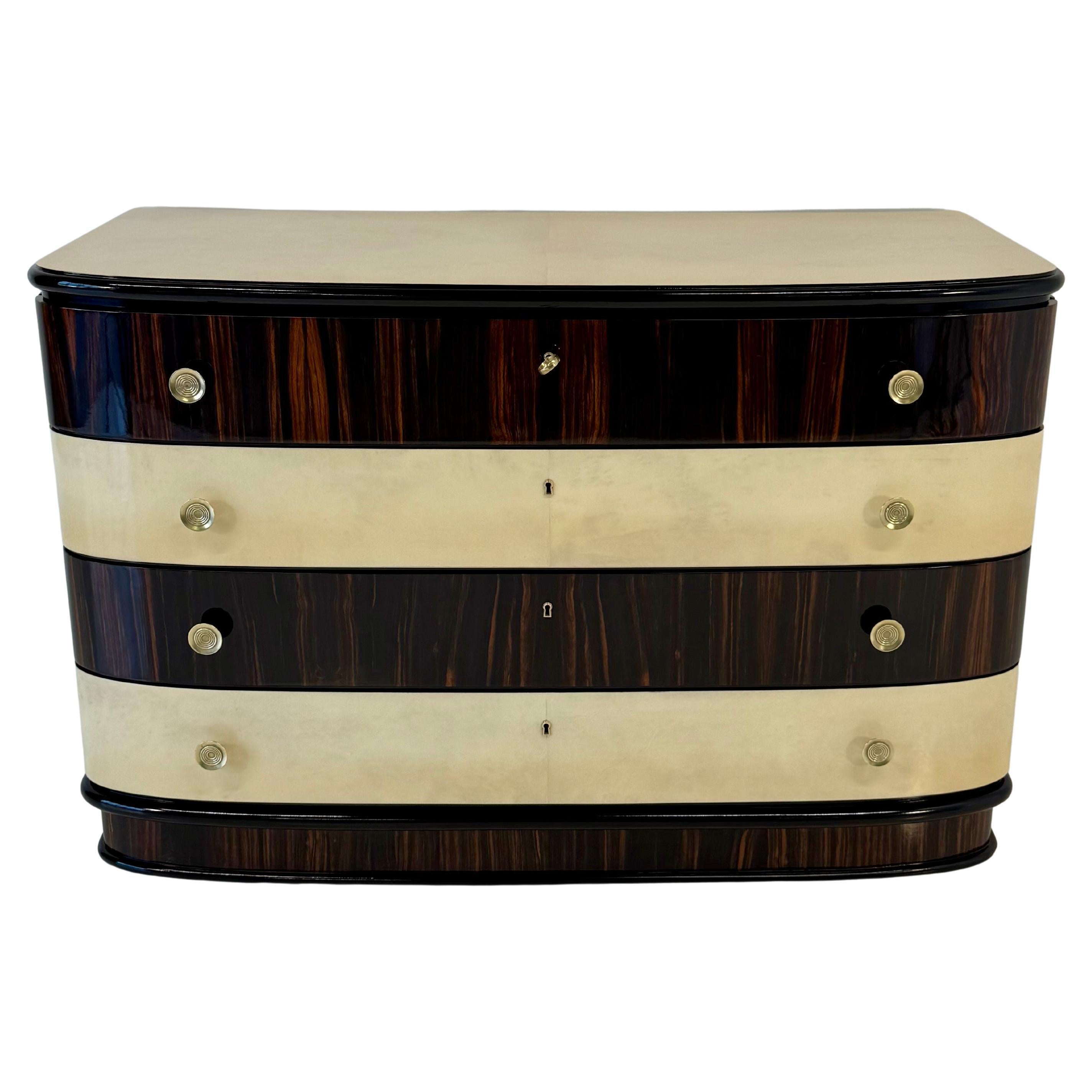 Commode italienne Art Déco en macassar et parchemin avec poignée en laiton, années 1940 en vente
