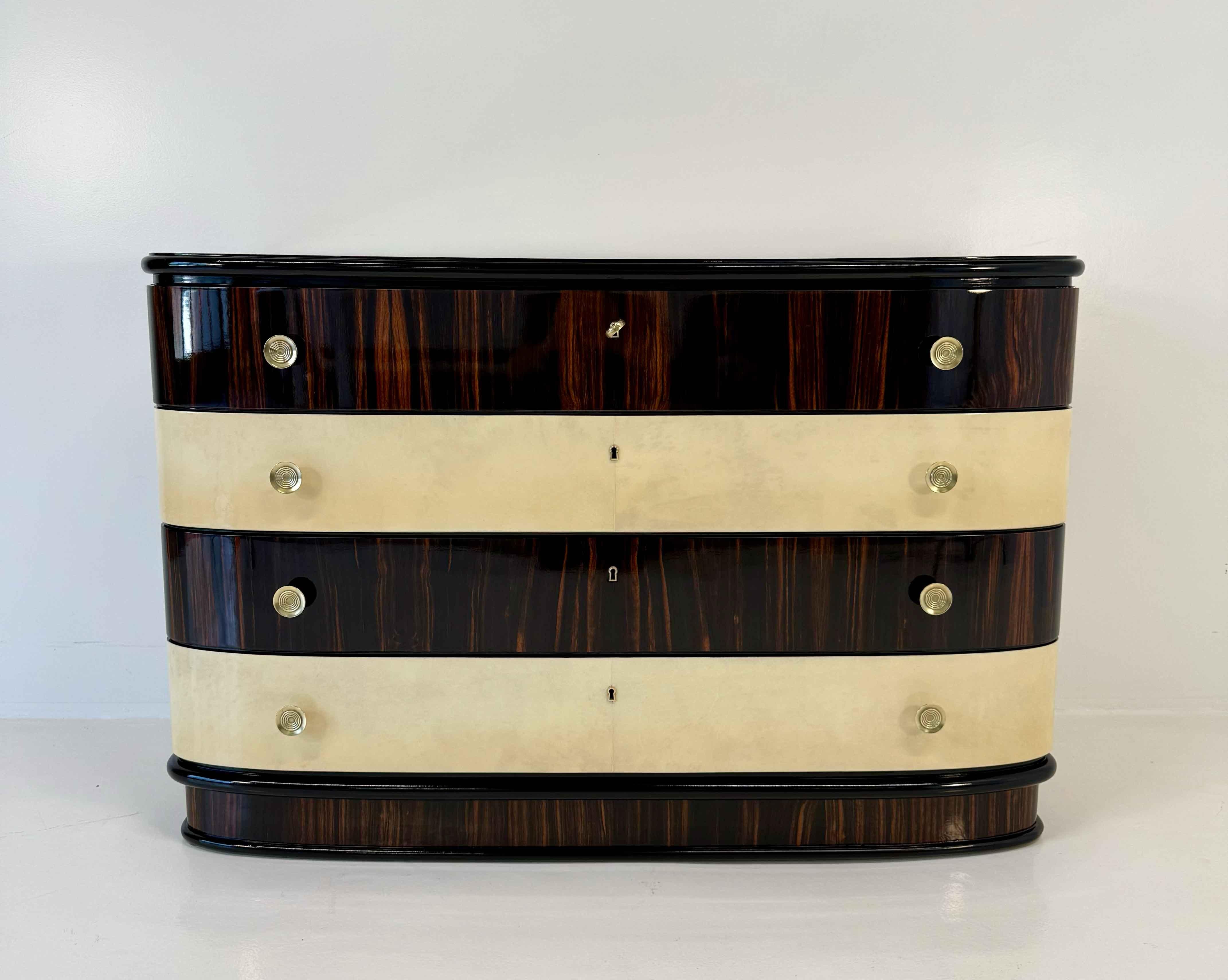 Commode italienne Art déco sophistiquée des années 1940, présentant une élégante alternance de Macassar et de parchemin sur les tiroirs. Le rythme géométrique de la composition est mis en valeur par des profils ébonisés et des boutons originaux en