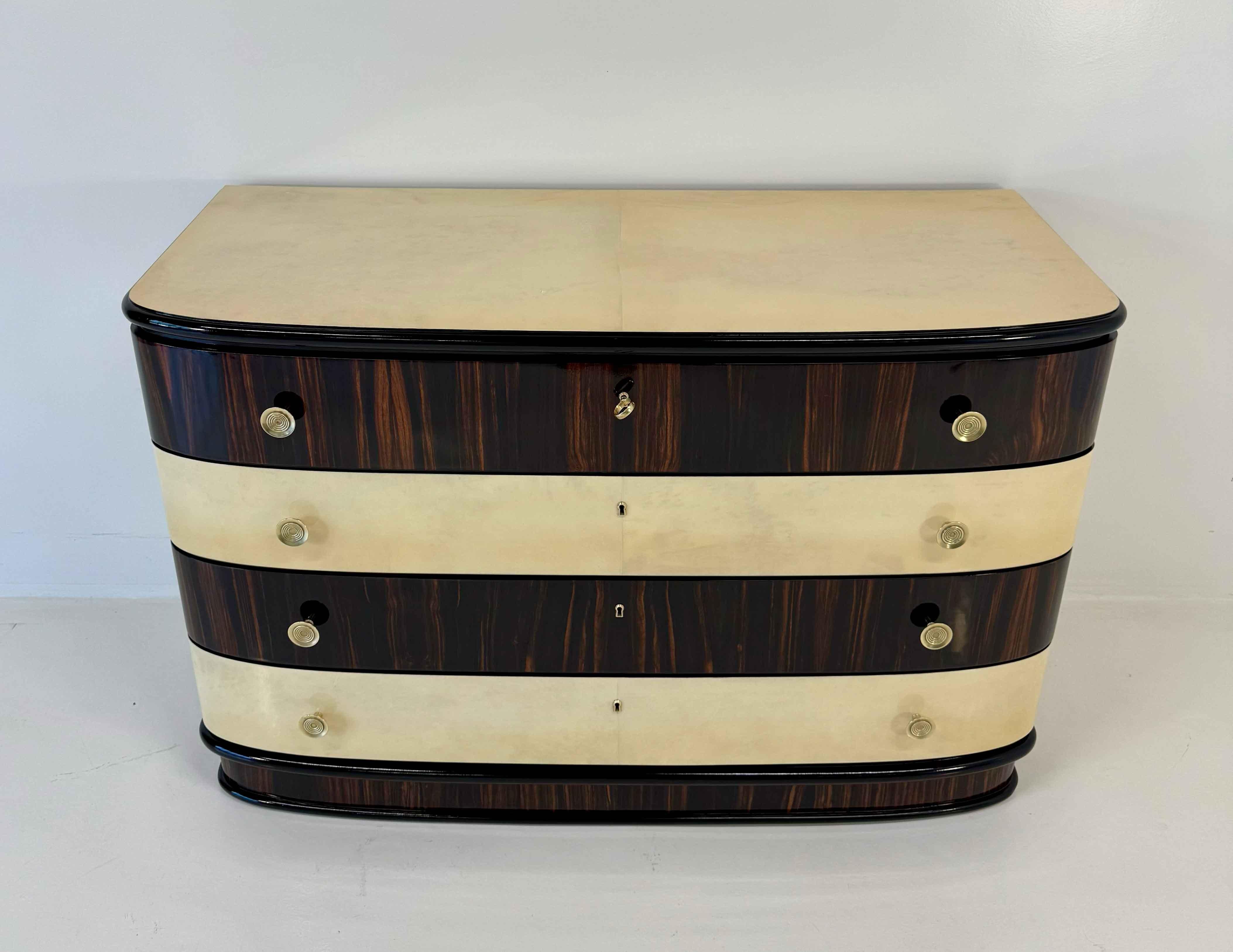 Art déco Commode italienne Art Déco en macassar et parchemin avec poignée en laiton, années 1940 en vente