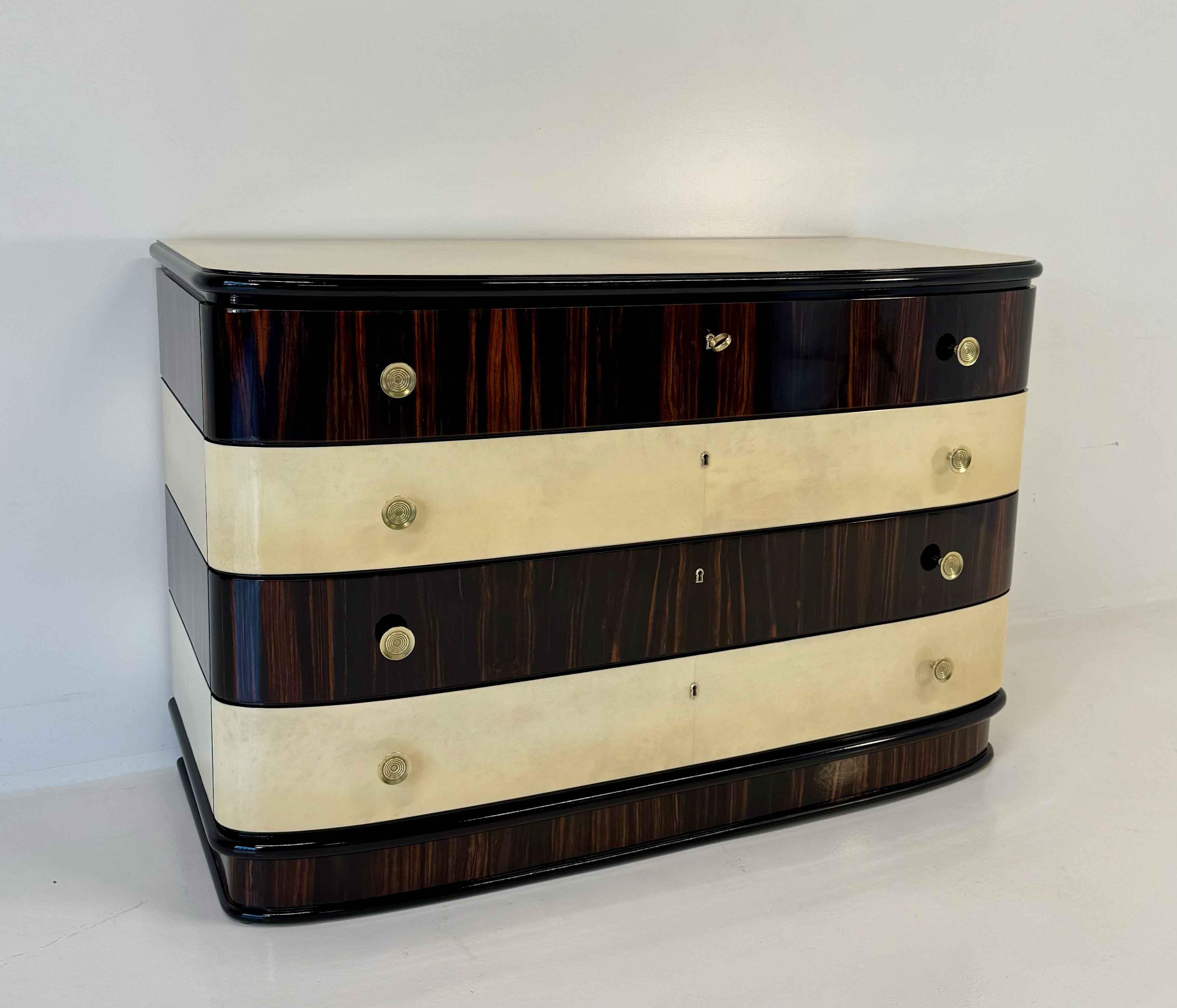 Commode italienne Art Déco en macassar et parchemin avec poignée en laiton, années 1940 Bon état - En vente à Meda, MB