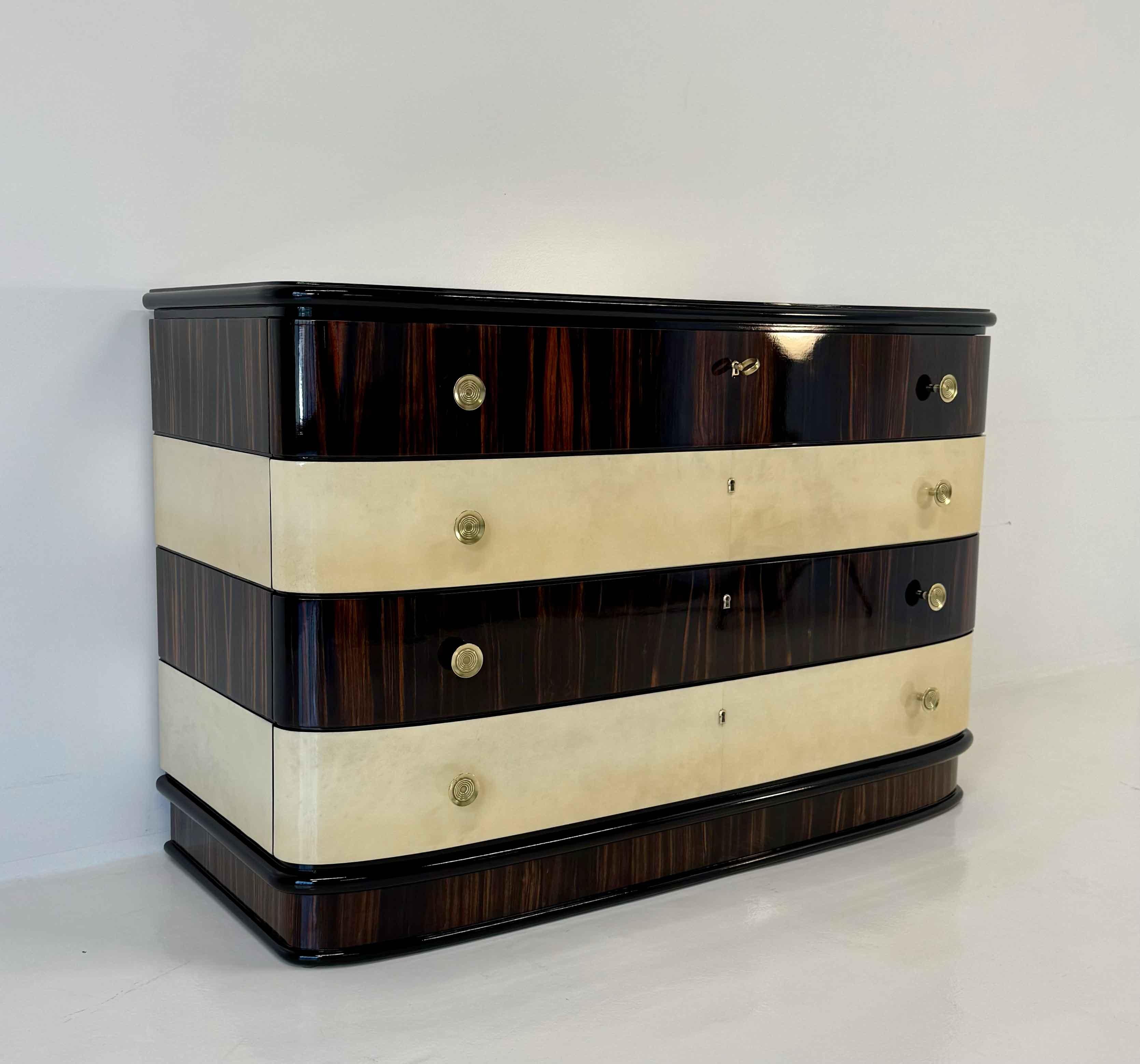 Milieu du XXe siècle Commode italienne Art Déco en macassar et parchemin avec poignée en laiton, années 1940 en vente