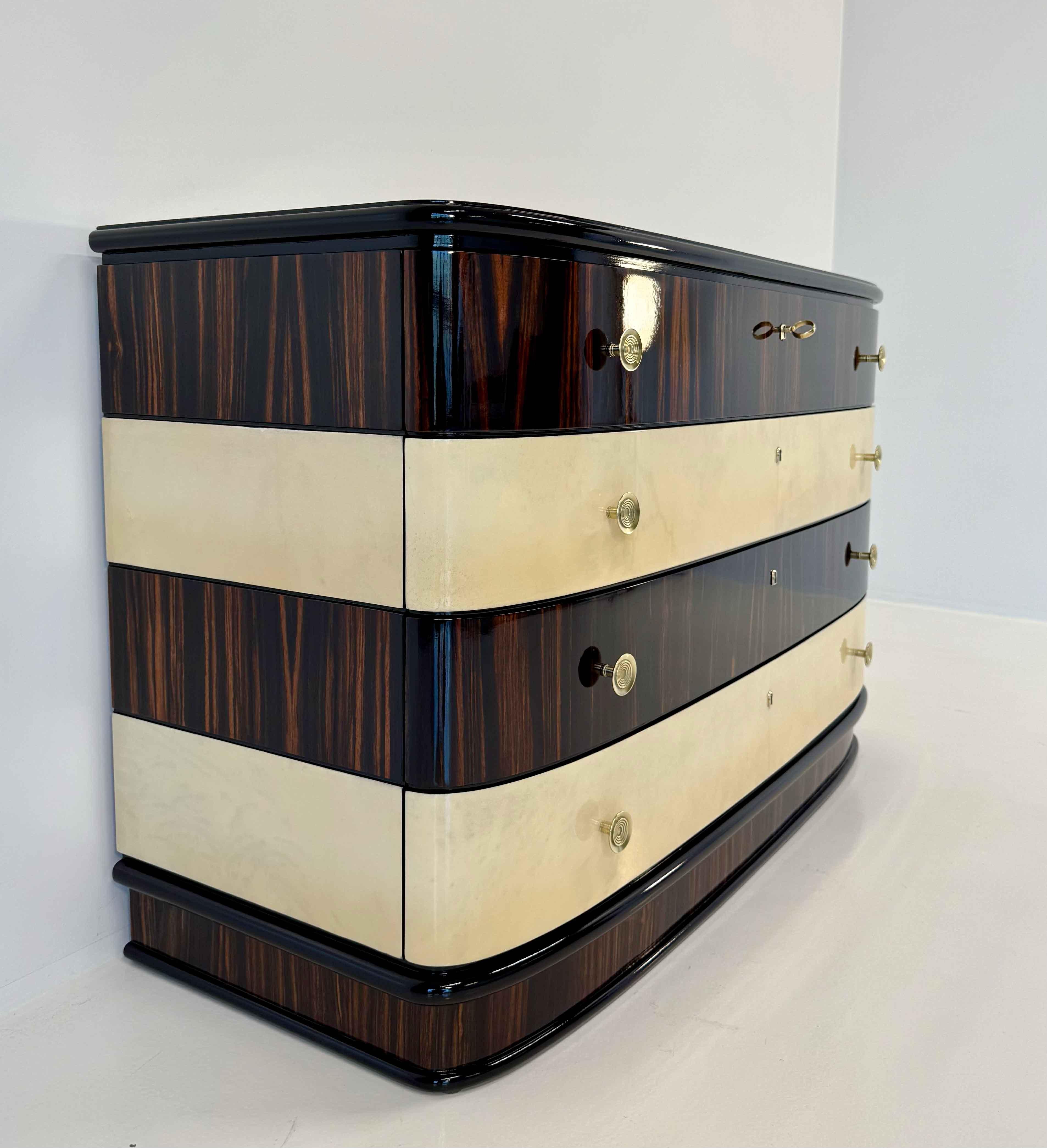 Macassar Commode italienne Art Déco en macassar et parchemin avec poignée en laiton, années 1940 en vente