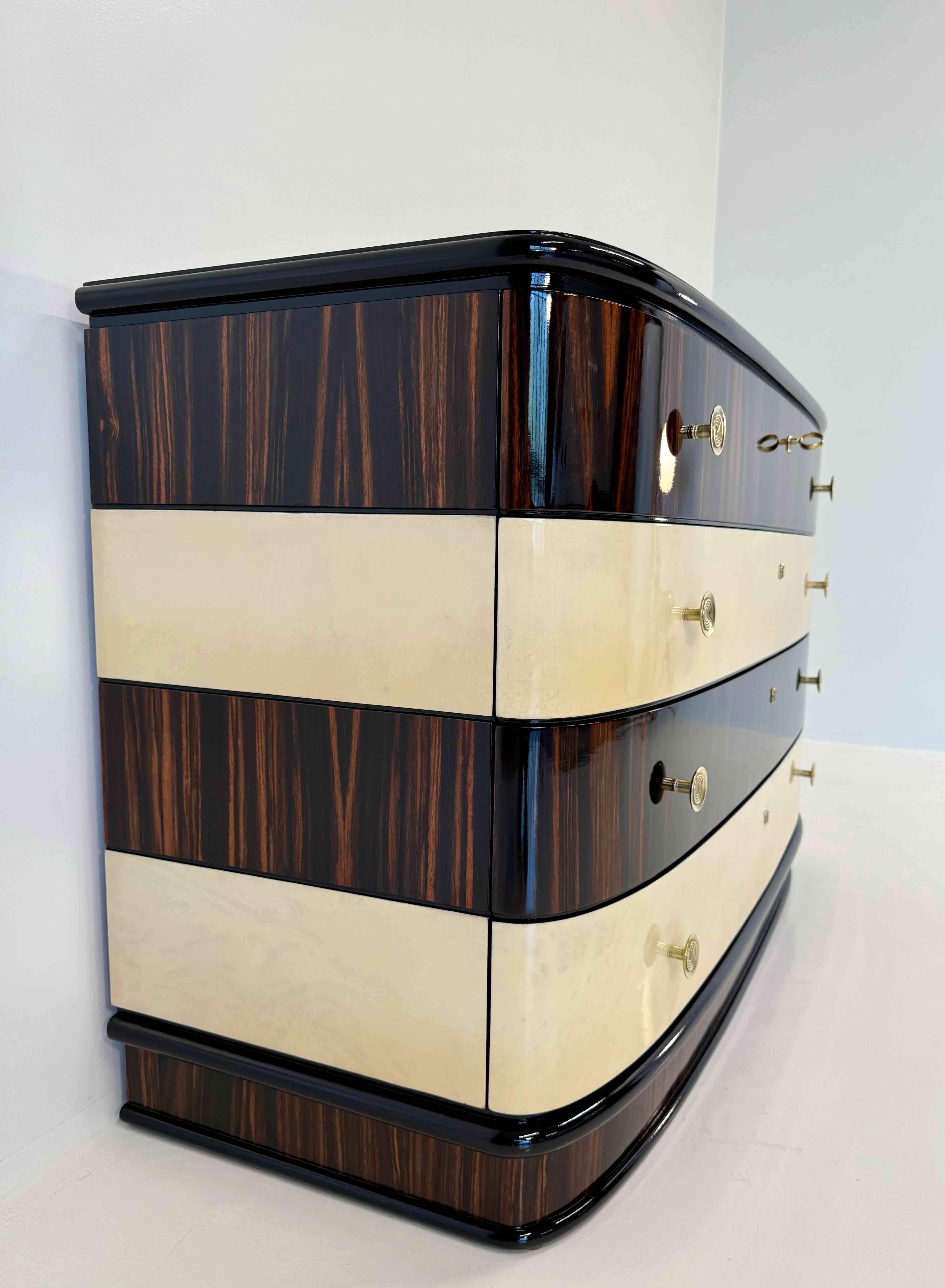 Commode italienne Art Déco en macassar et parchemin avec poignée en laiton, années 1940 en vente 1