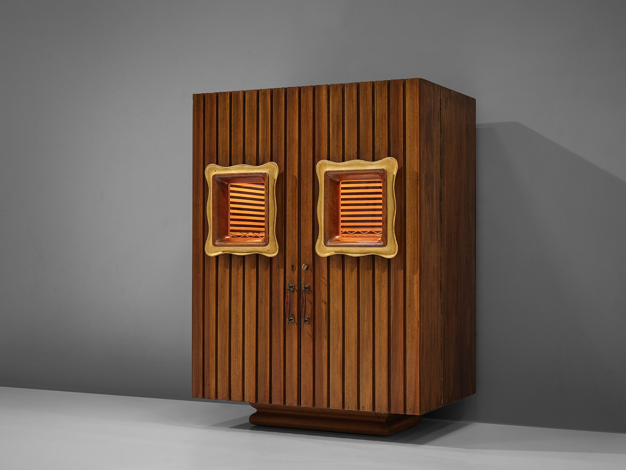 Dry bar, walnut, wood, glass, brass, gold lacquered wood, Italy, 1940s

This Art Deco Italian dry bar has been designed, circa 1940s. The doors have a striking design with the vertically placed scalloped slats, creating a striped pattern. This