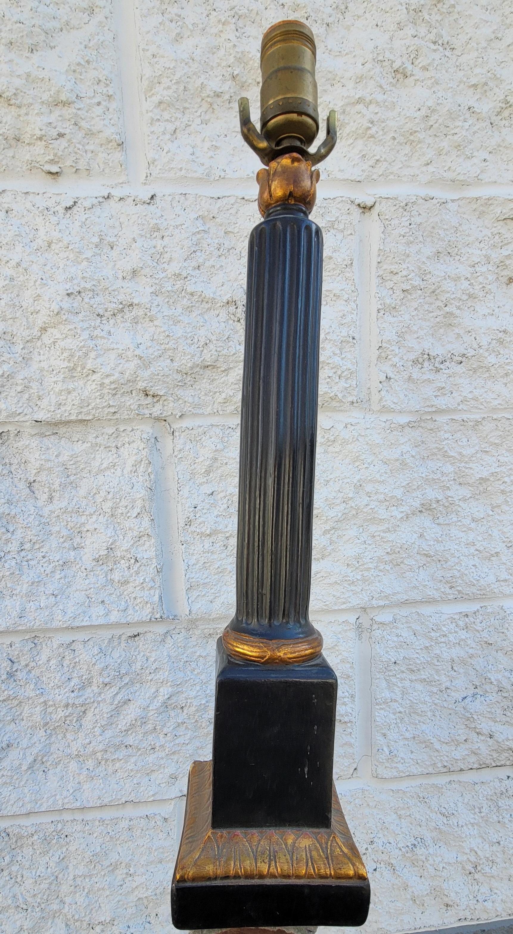  Lampe de table tour Art déco italienne en plâtre ébénisé et orné de dorures Bon état - En vente à Germantown, MD