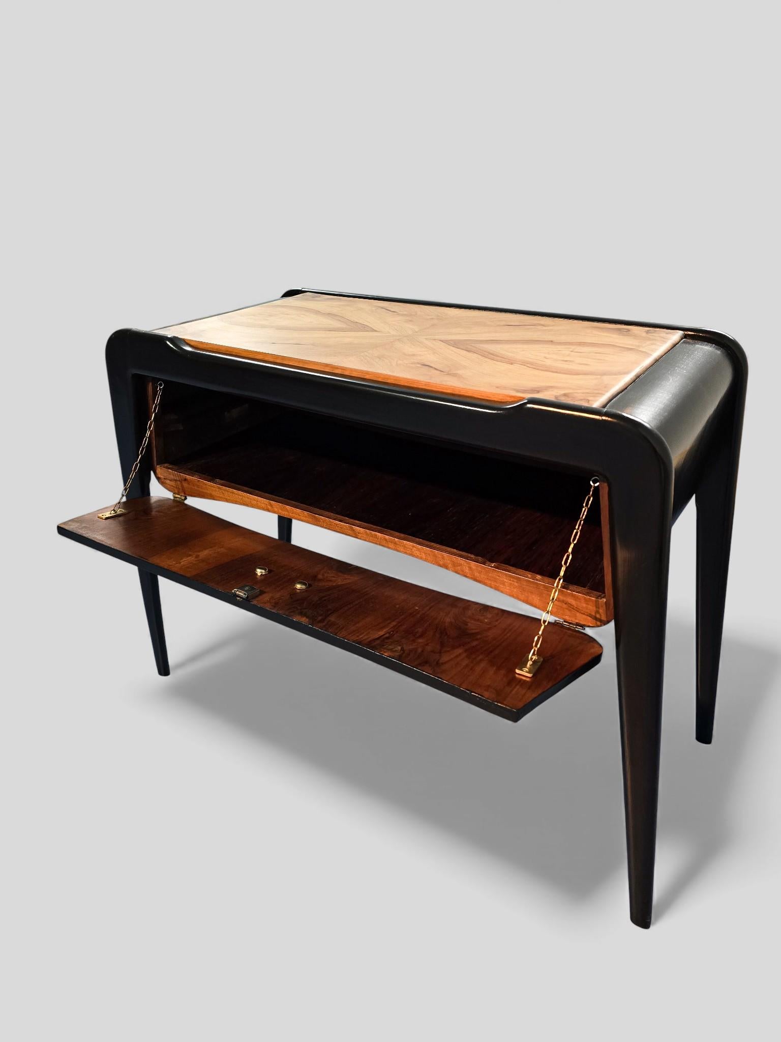 Table basse ou table d'appoint ébonisée Art déco italien, années 1940 en vente 13