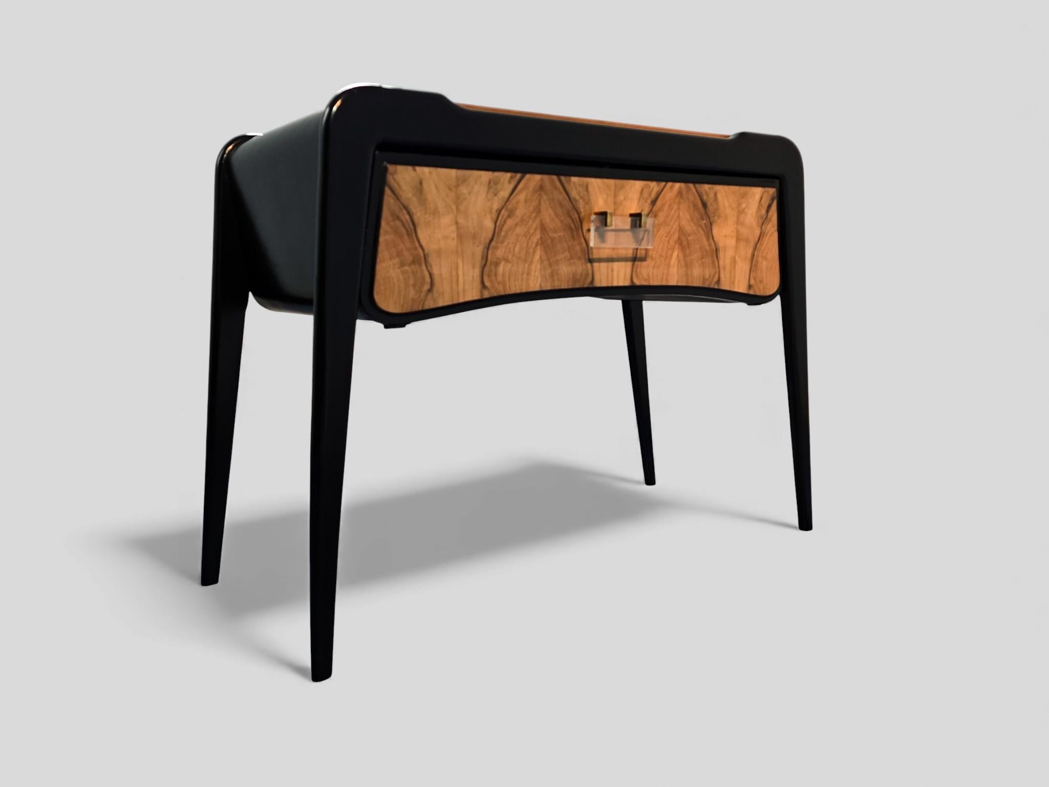 Milieu du XXe siècle Table basse ou table d'appoint ébonisée Art déco italien, années 1940 en vente